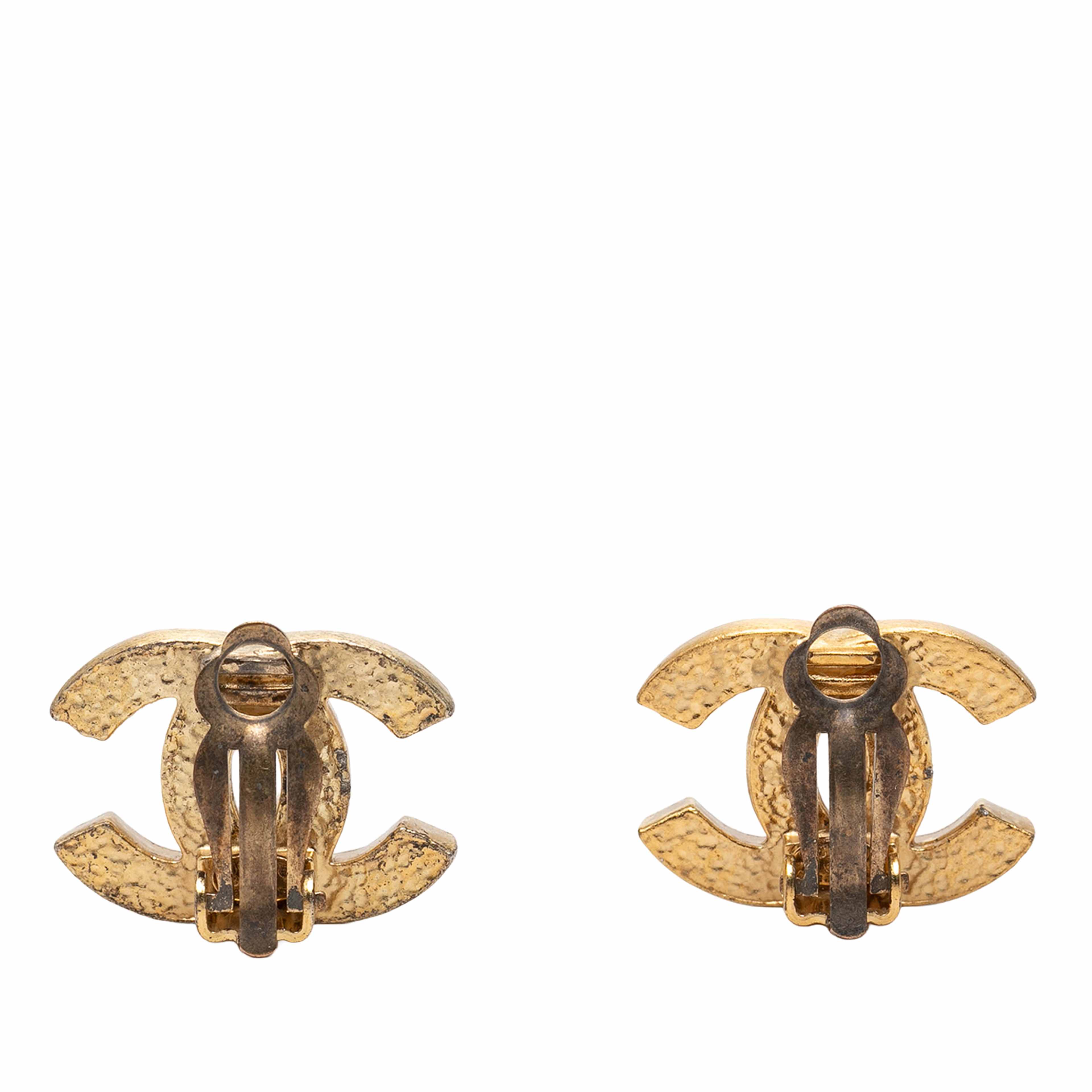 Chanel Cc Gold Plated Strass Clip On Earrings, från Luxclusif, i färgen svart. Klicka för att öppna bilden i stort format