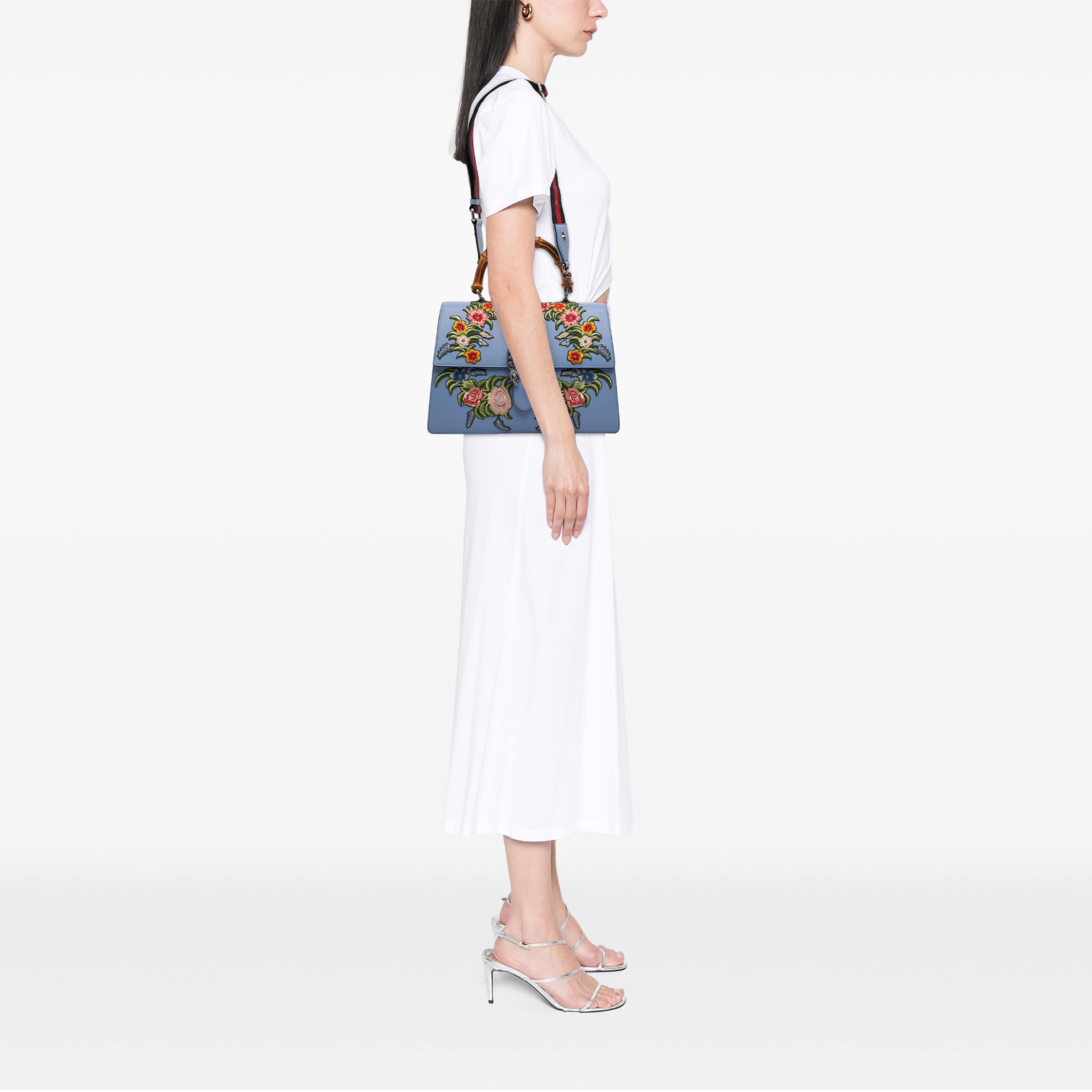 Gucci Large Calfskin Floral Embroidered Bamboo Dionysus Web Satchel, från Luxclusif, i färgen blå. Klicka för att öppna bilden i stort format