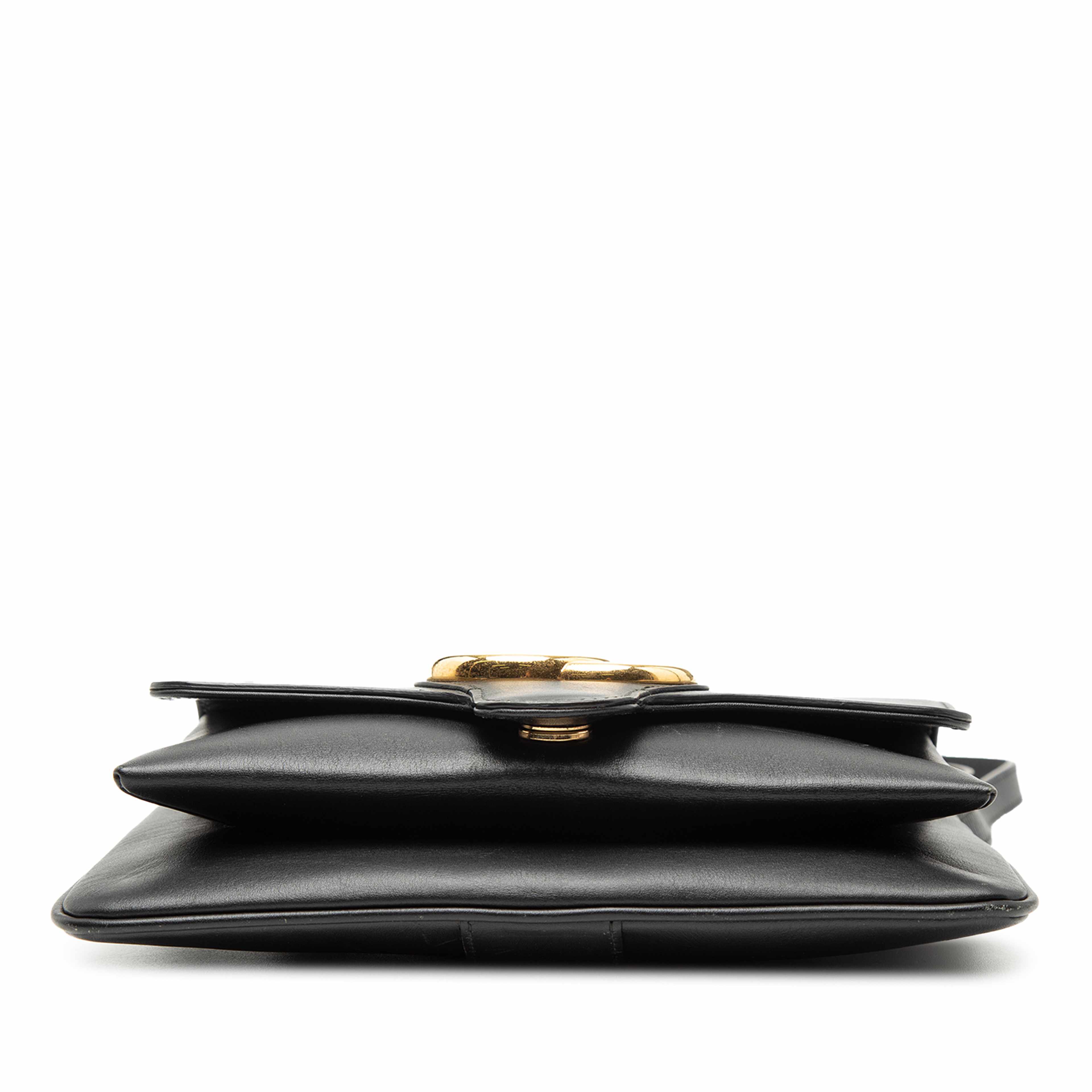 Gucci Small Leather Arli Crossbody, från Luxclusif, i färgen black. Klicka för att öppna bilden i stort format