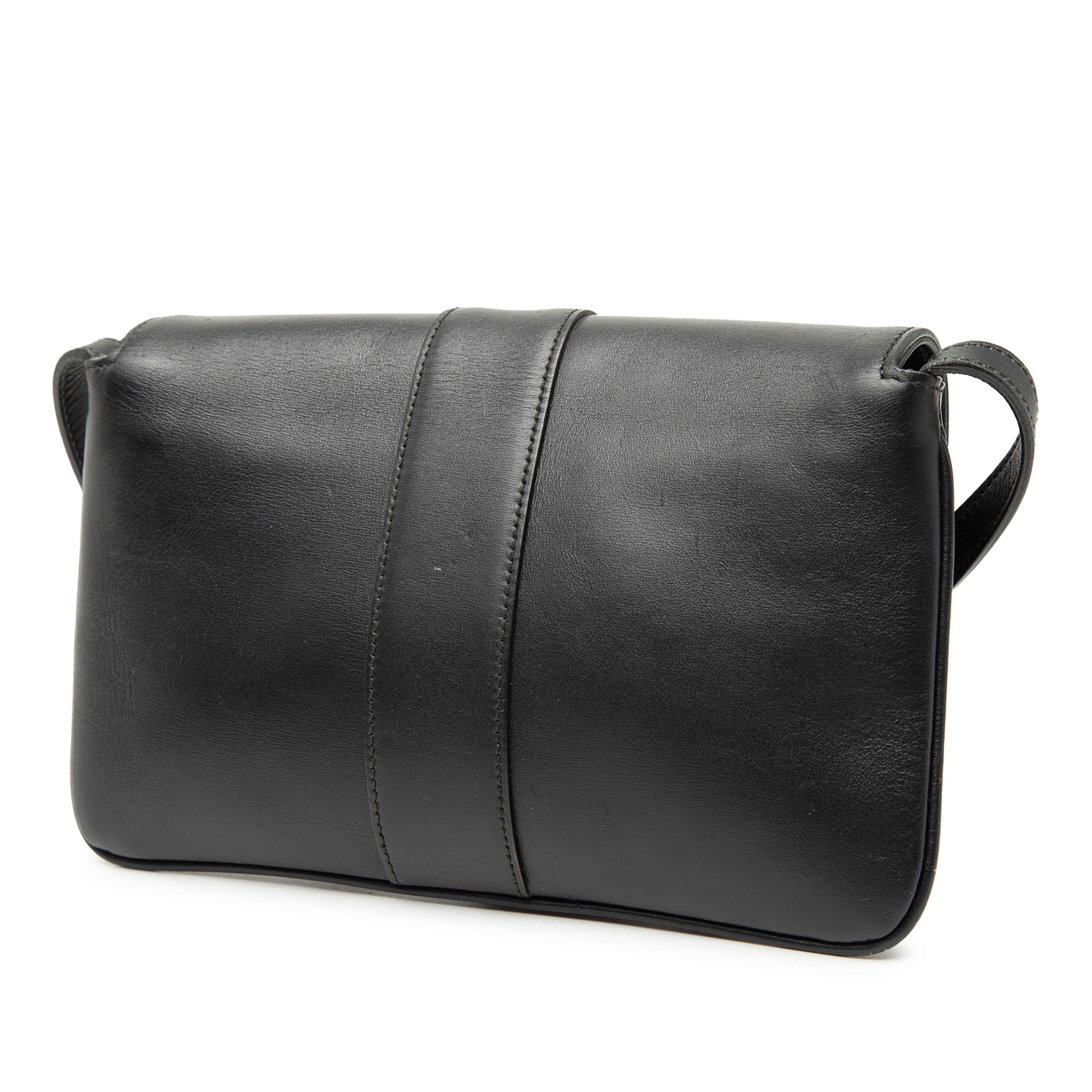 Gucci Small Leather Arli Crossbody, från Luxclusif, i färgen black. Klicka för att öppna bilden i stort format