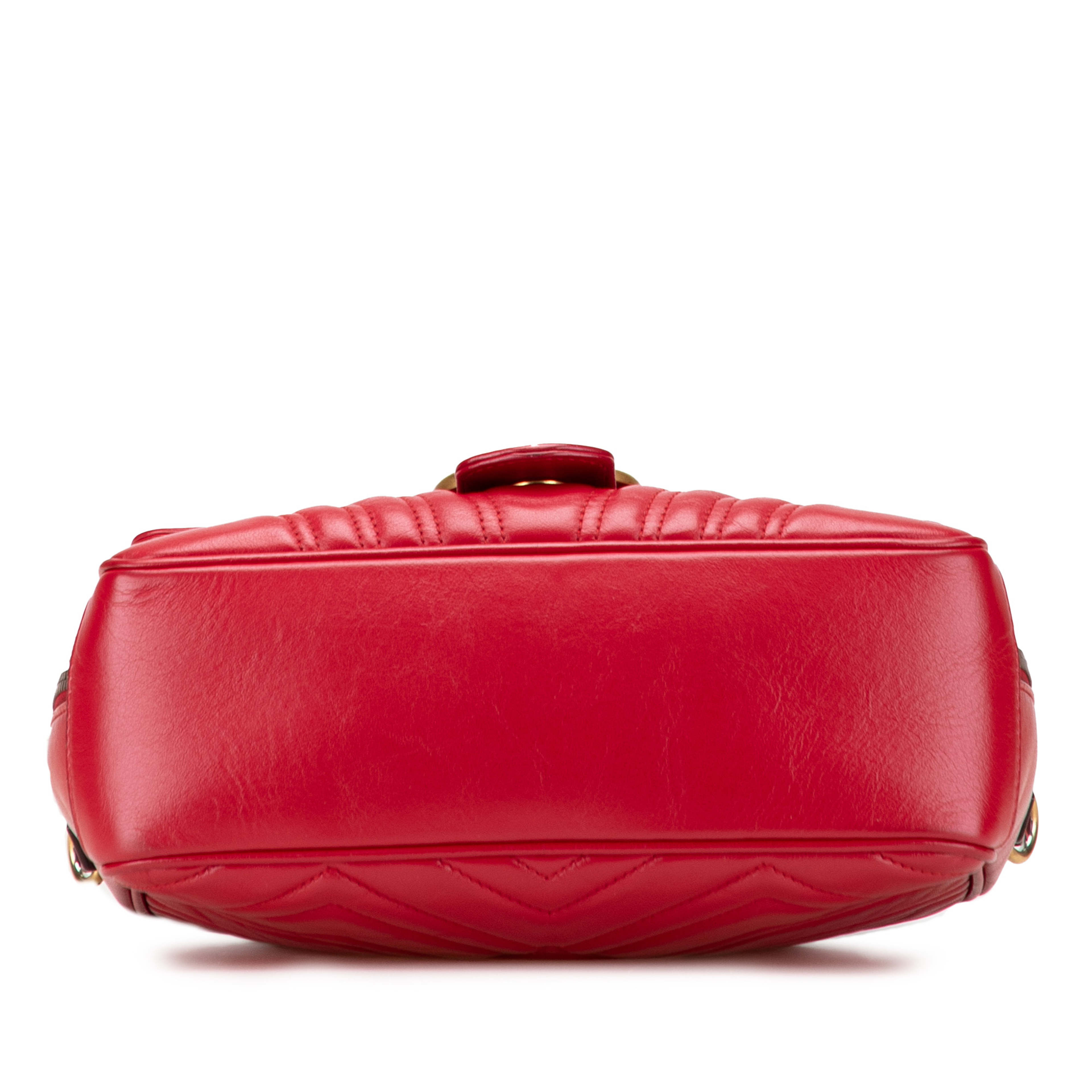 Gucci Small Gg Marmont Matelasse Leather Sylvie Top Handle Satchel, från Luxclusif, i färgen red. Klicka för att öppna bilden i stort format