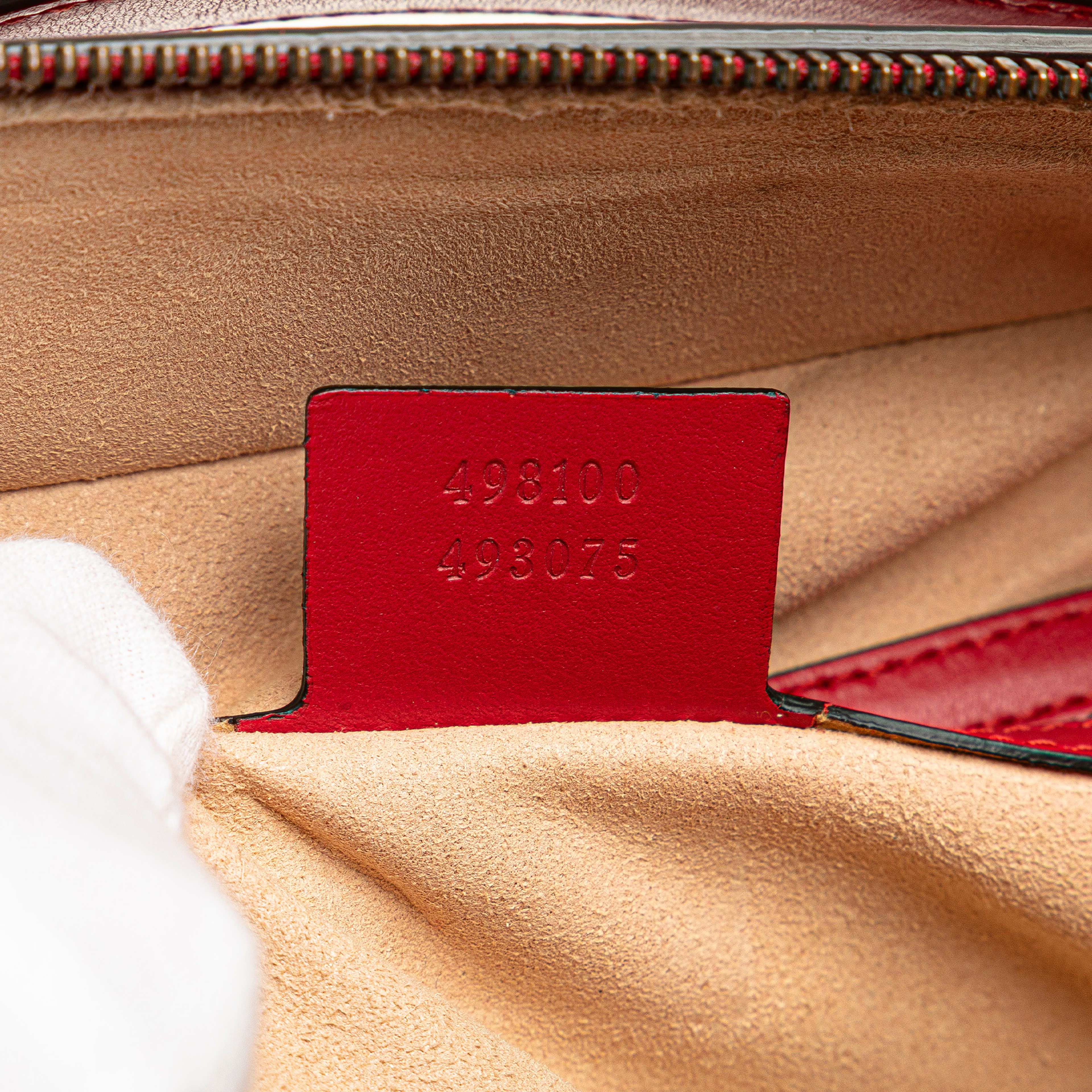 Gucci Small Gg Marmont Matelasse Leather Sylvie Top Handle Satchel, från Luxclusif, i färgen red. Klicka för att öppna bilden i stort format