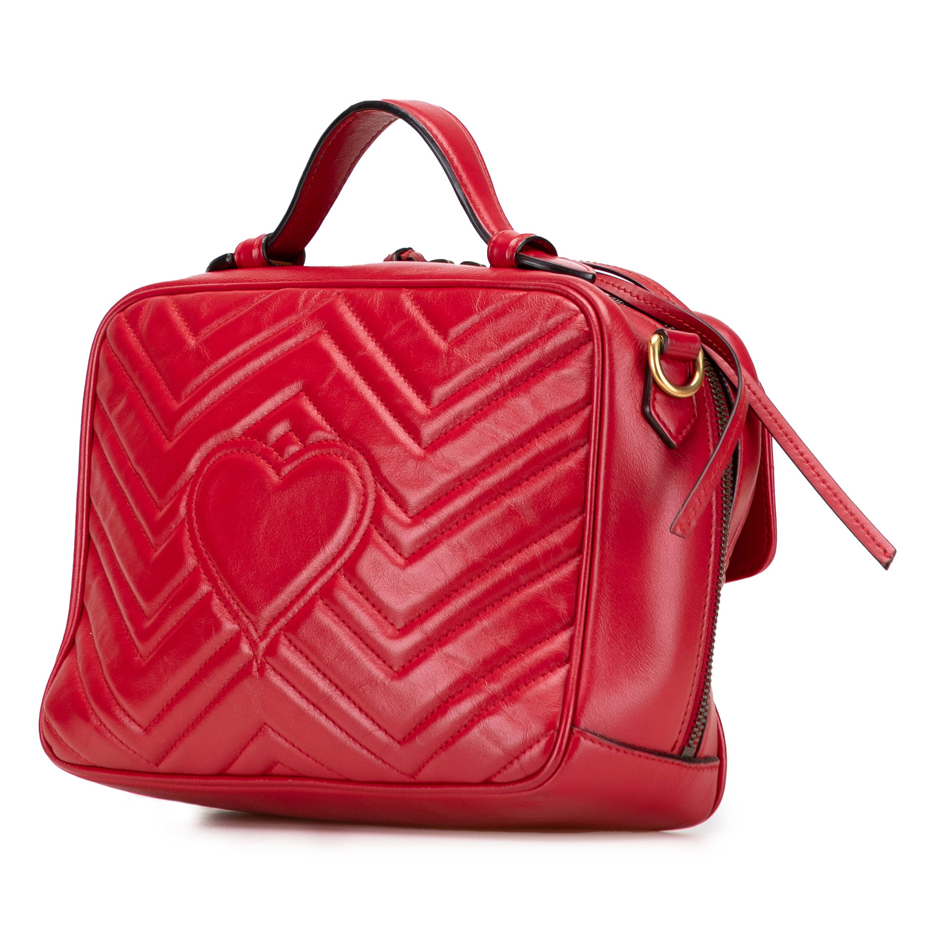 Gucci Small Gg Marmont Matelasse Leather Sylvie Top Handle Satchel, från Luxclusif, i färgen red. Klicka för att öppna bilden i stort format