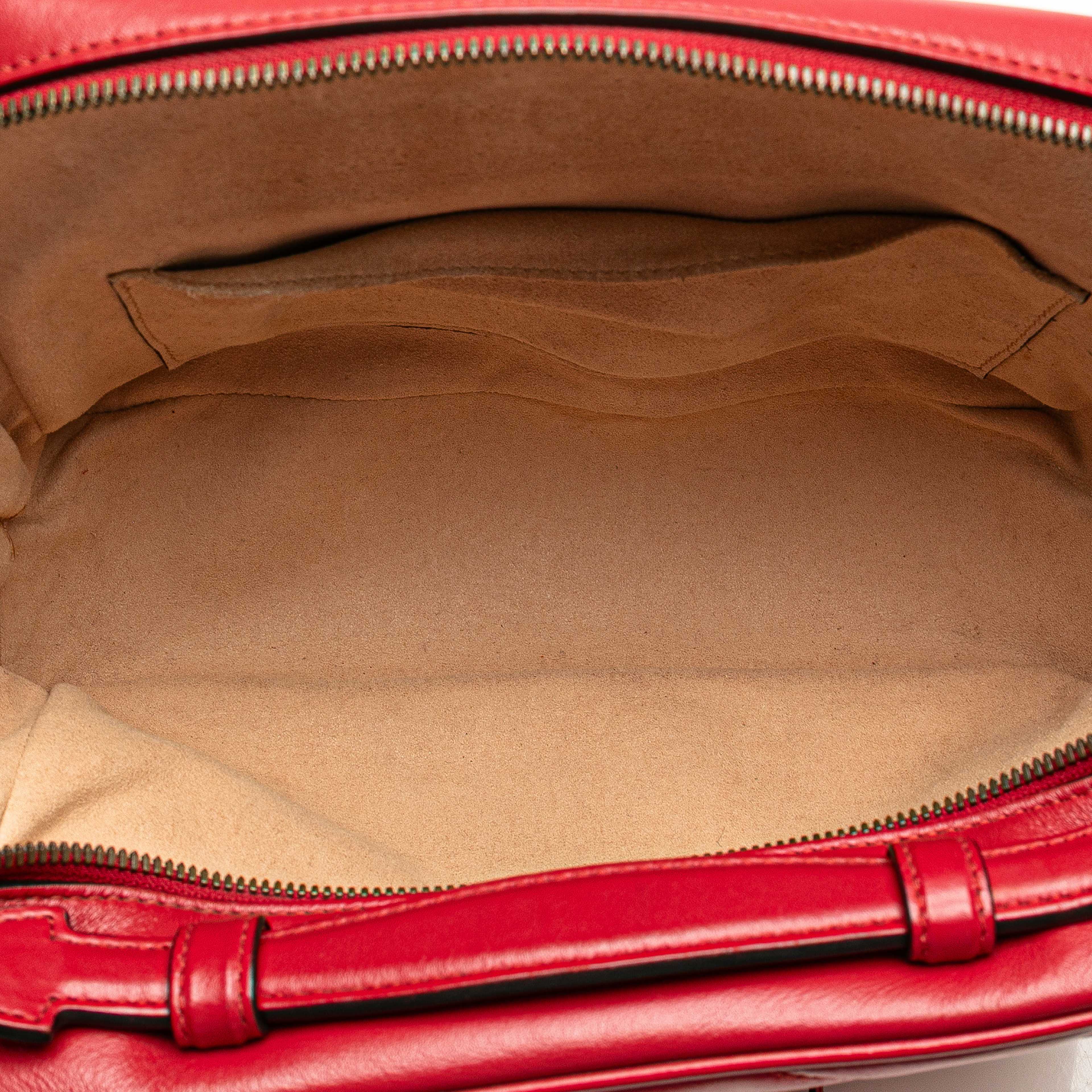 Gucci Small Gg Marmont Matelasse Leather Sylvie Top Handle Satchel, från Luxclusif, i färgen red. Klicka för att öppna bilden i stort format