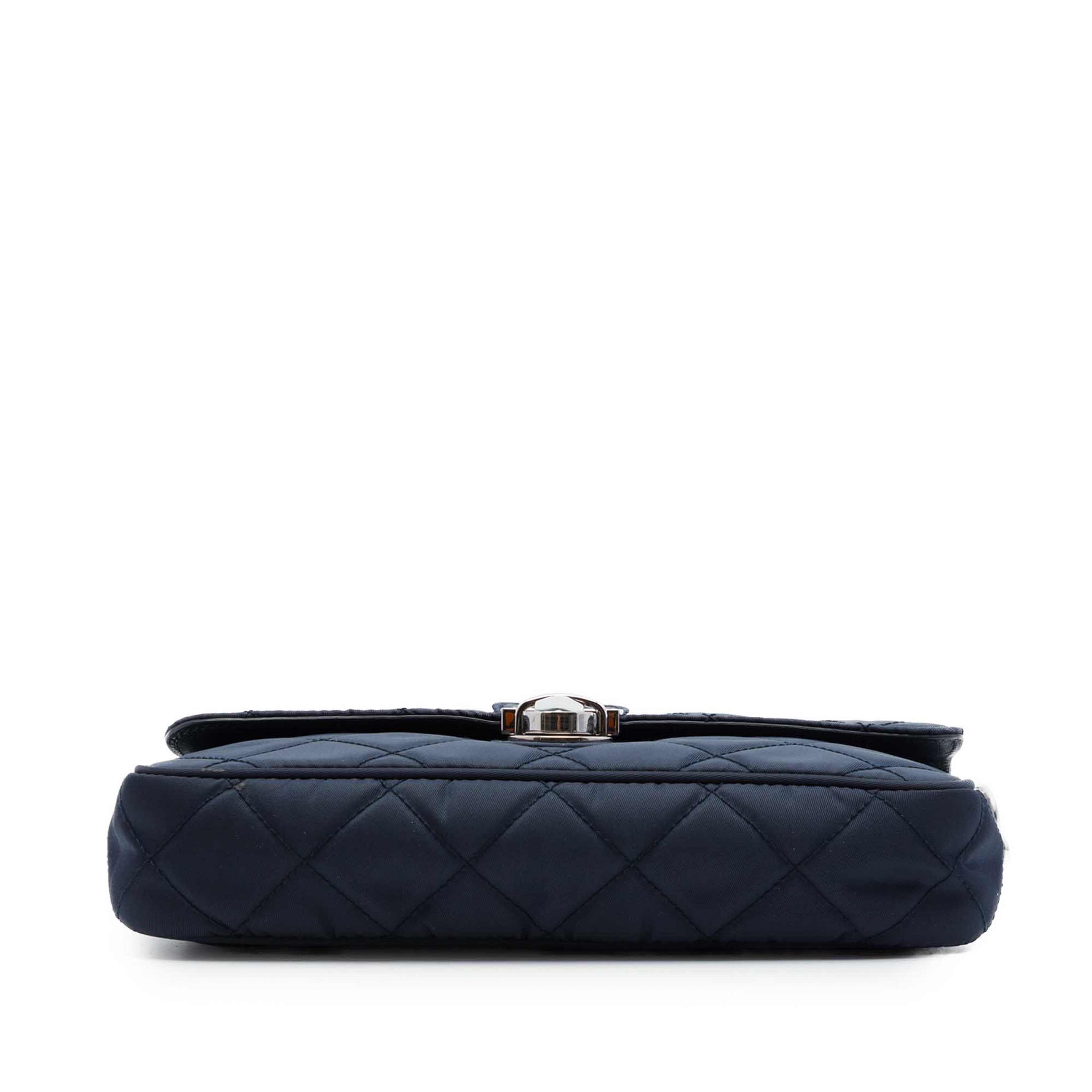 Prada Impuntu Tessuto Crossbody, från Luxclusif, i färgen blå. Klicka för att öppna bilden i stort format