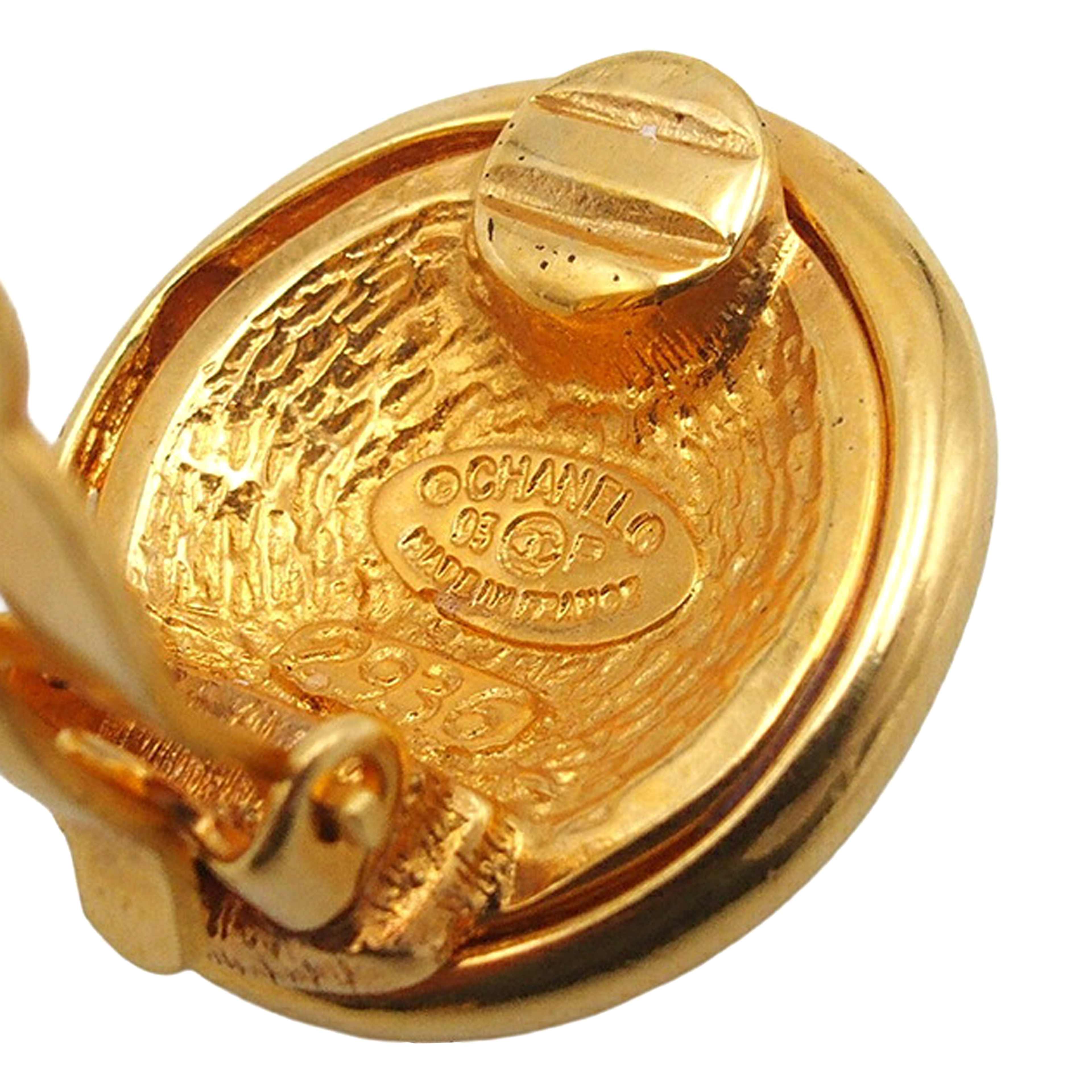 Chanel Cc Gold Plated Round Clip On Earrings, från Luxclusif, i färgen gold. Klicka för att öppna bilden i stort format