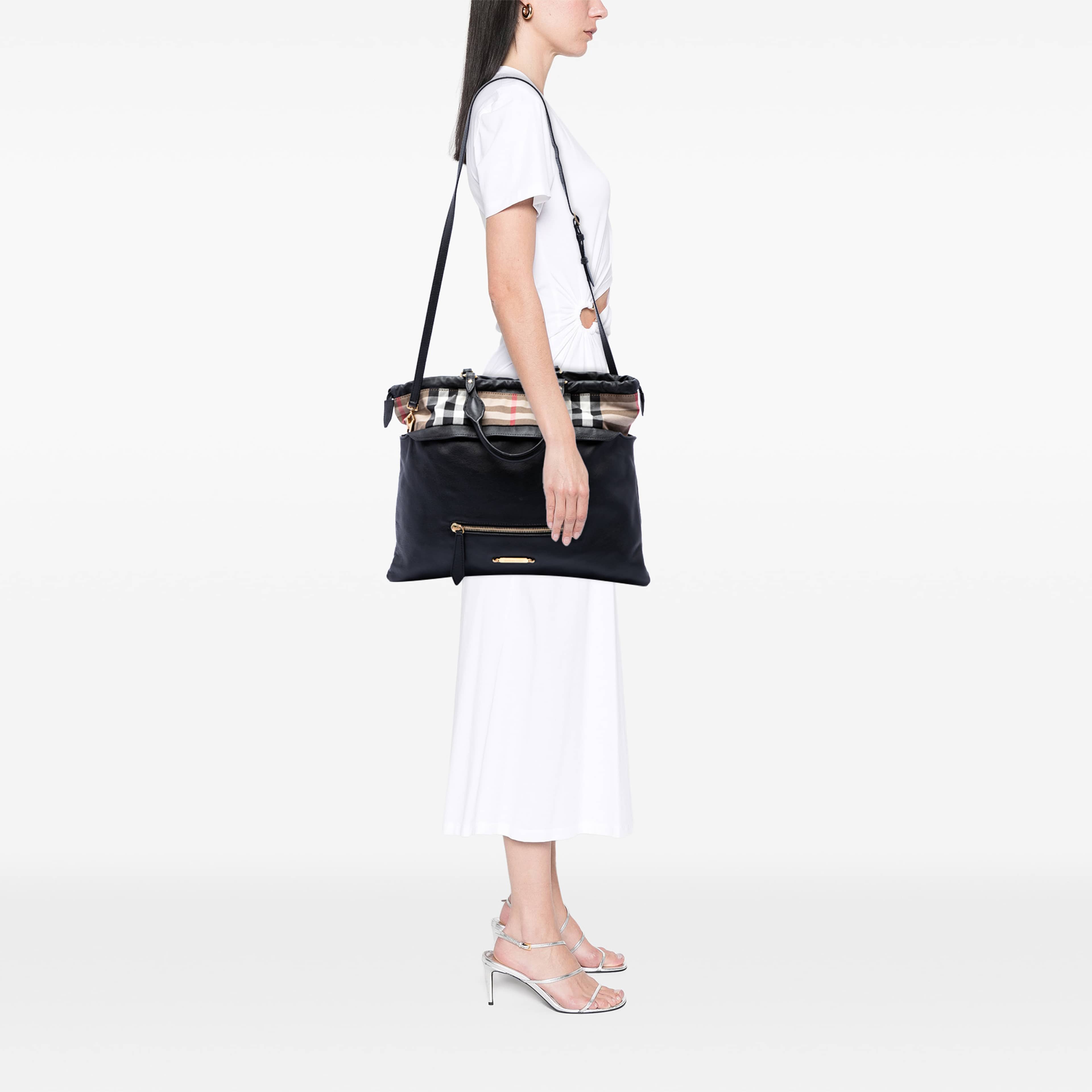 Burberry House Check Trimmed Leather Big Crush Convertible Tote, från Luxclusif, i färgen svart. Klicka för att öppna bilden i stort format