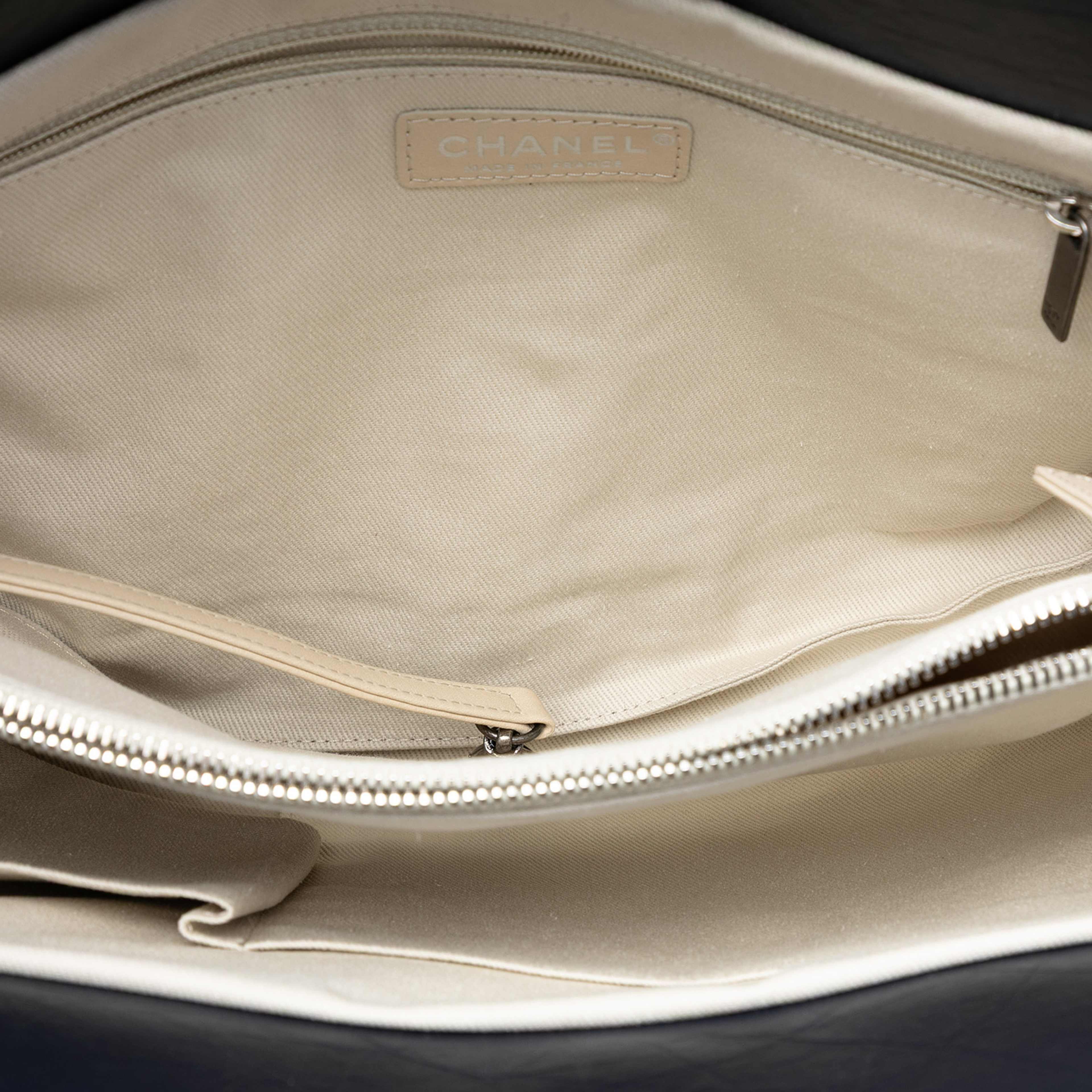 Chanel Quilted Aged Calfskin Reissue 2.55 Tote, från Luxclusif, i färgen navy. Klicka för att öppna bilden i stort format