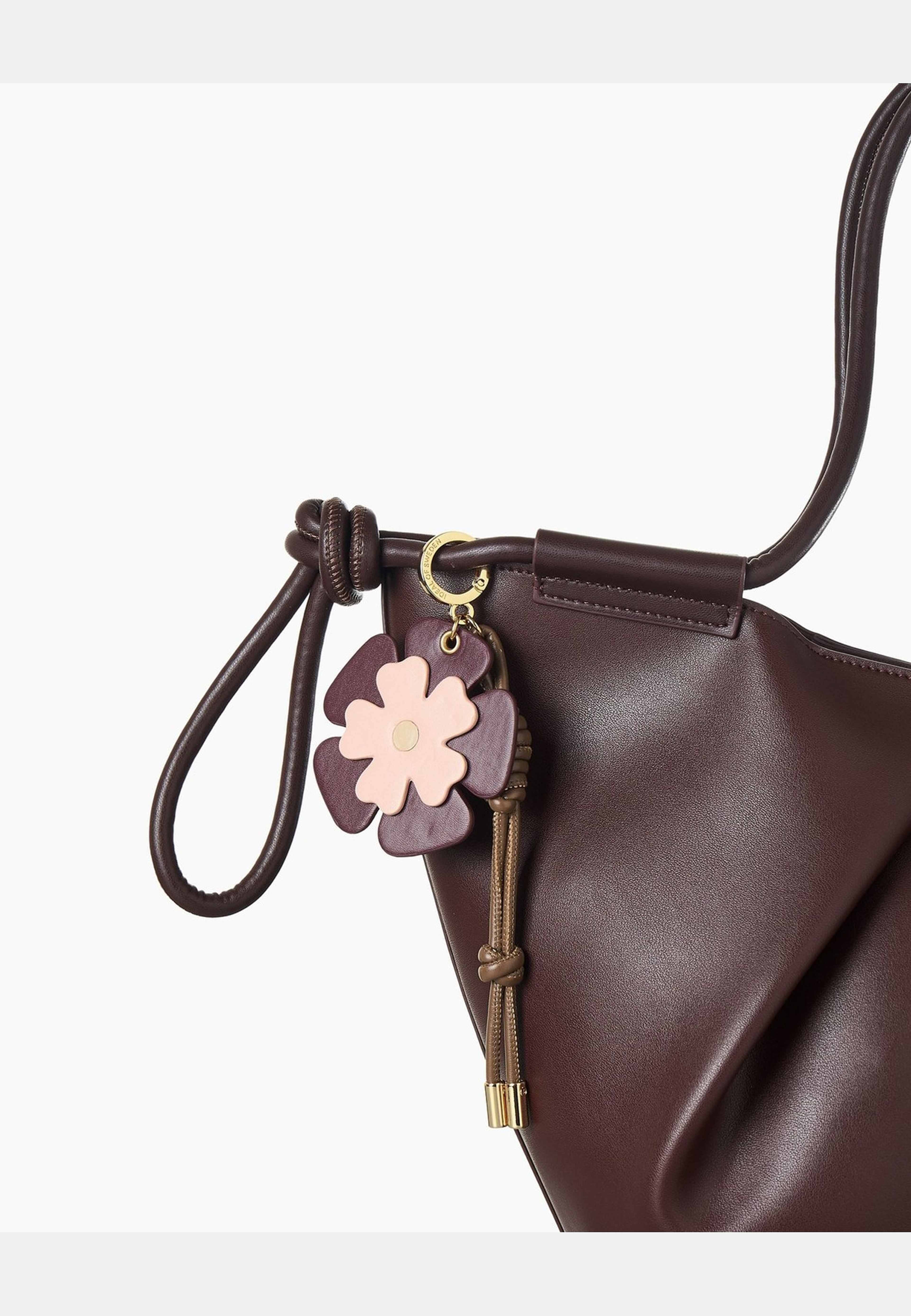 Bag Charm, från Ideal Of Sweden, i färgen purple. Klicka för att öppna bilden i stort format