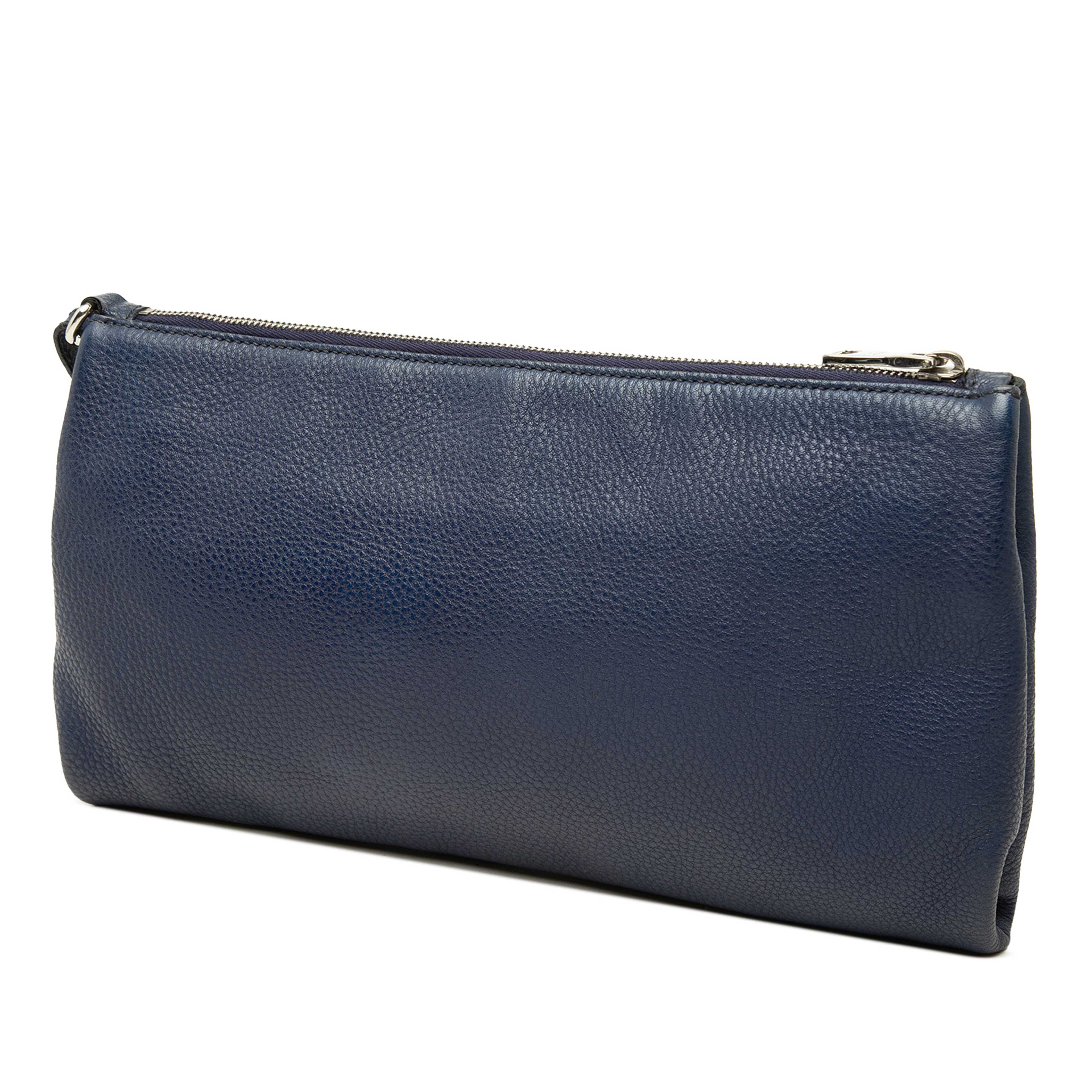 Prada Vitello Daino Clutch, från Luxclusif, i färgen blå. Klicka för att öppna bilden i stort format