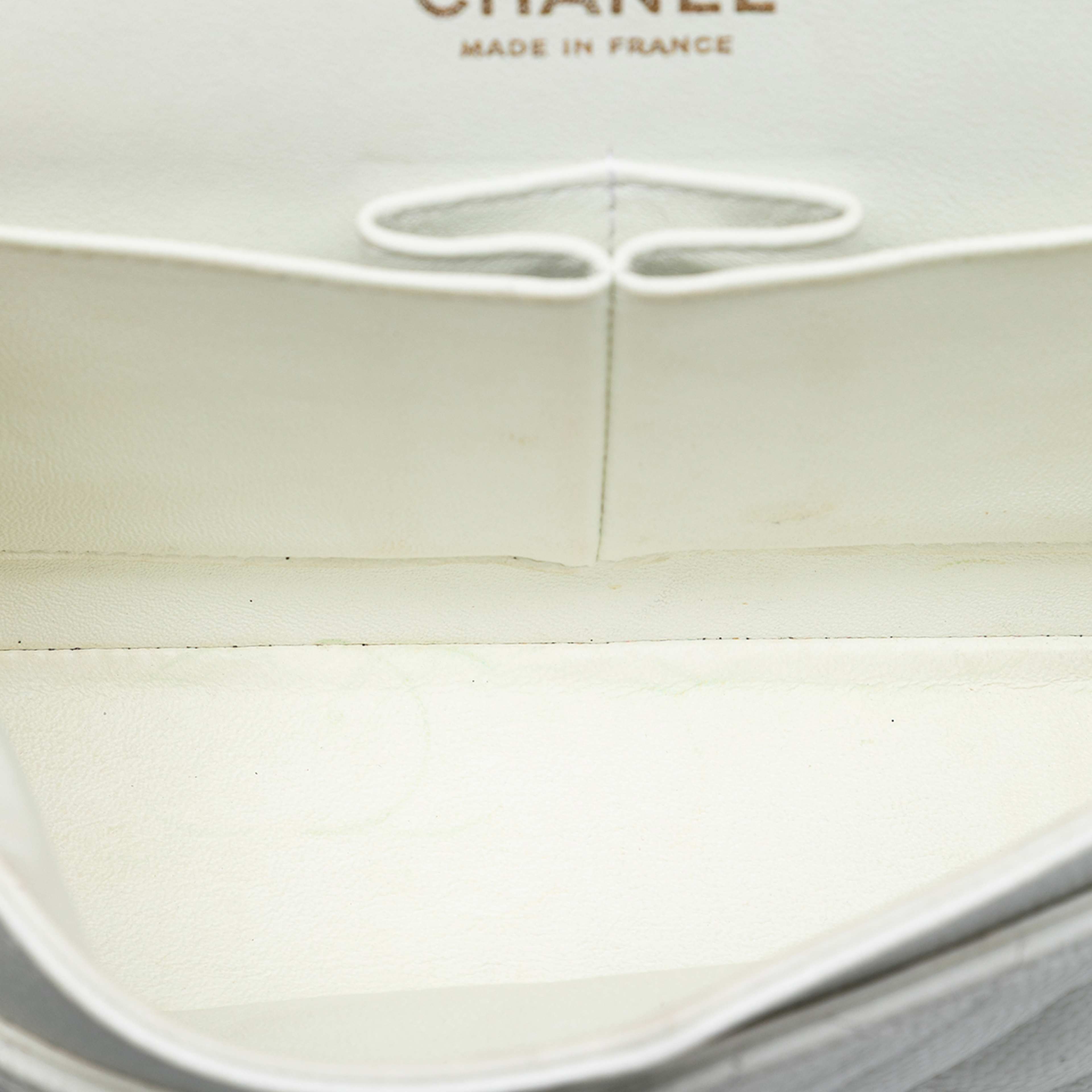 Chanel Medium Classic Caviar Double Flap, från Luxclusif, i färgen white. Klicka för att öppna bilden i stort format