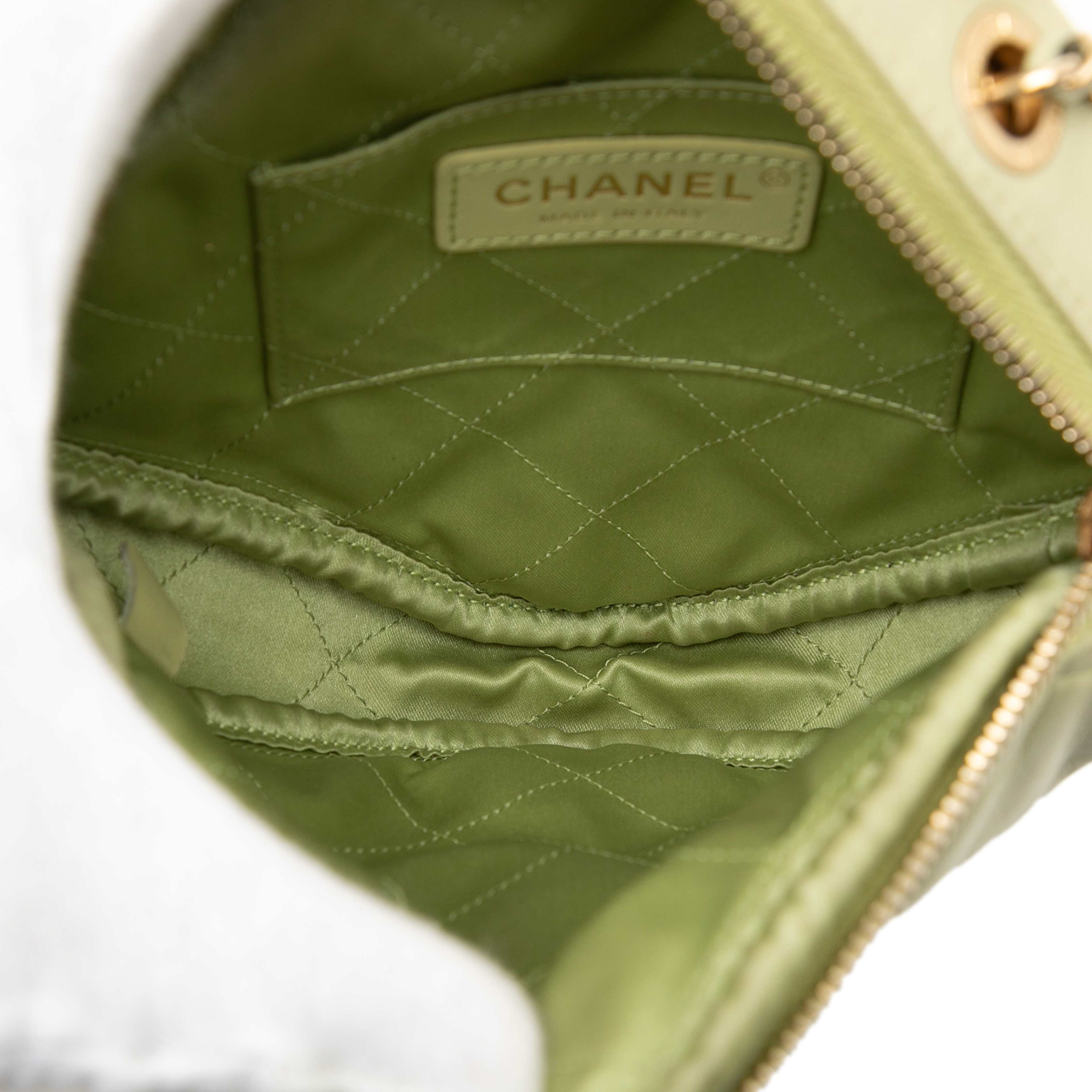 Chanel Cc Quilted Lambskin Diamond Clutch With Chain, från Luxclusif, i färgen green. Klicka för att öppna bilden i stort format