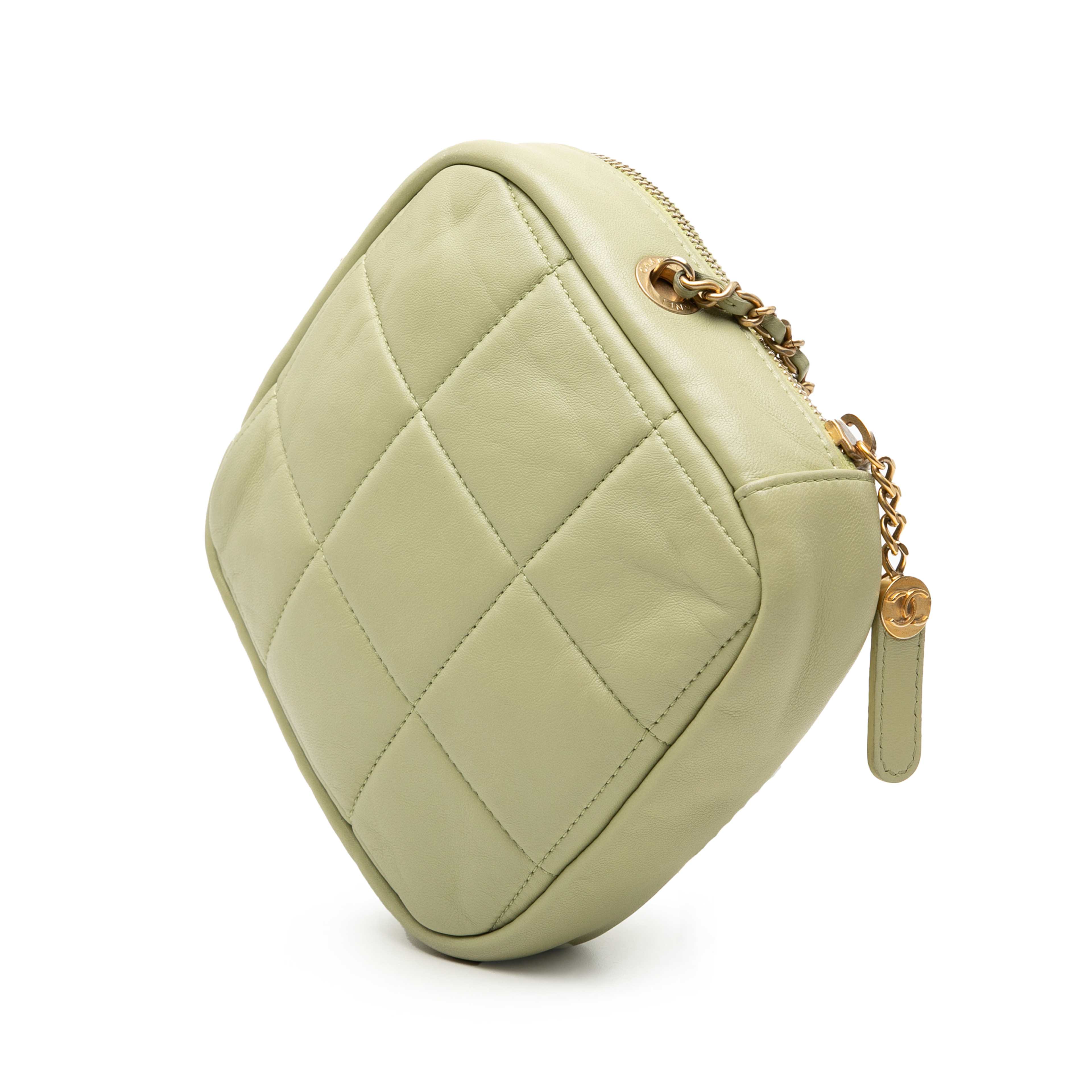 Chanel Cc Quilted Lambskin Diamond Clutch With Chain, från Luxclusif, i färgen grön. Klicka för att öppna bilden i stort format