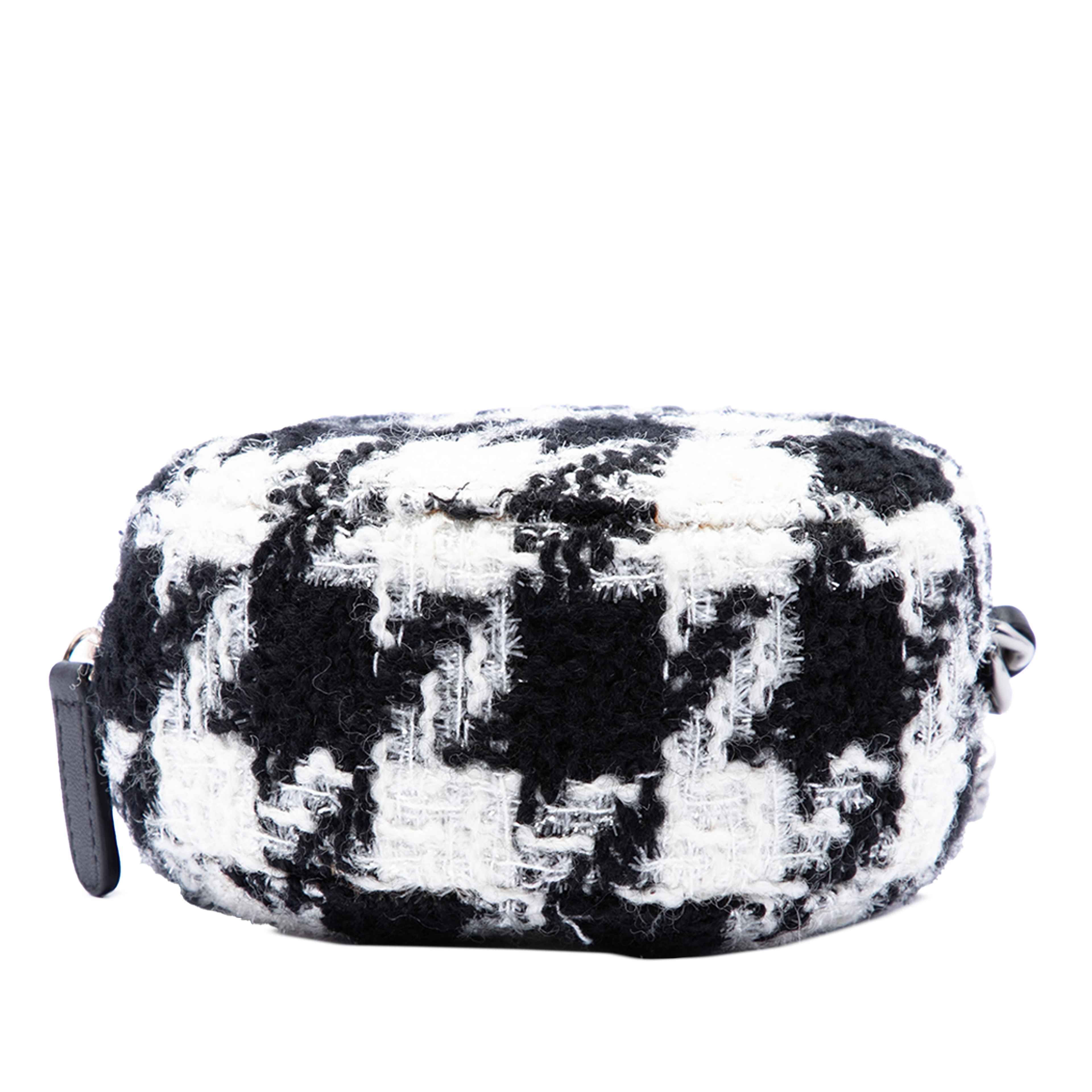 Chanel Tweed 19 Round Clutch With Chain And Coin Purse, från Luxclusif, i färgen vit. Klicka för att öppna bilden i stort format