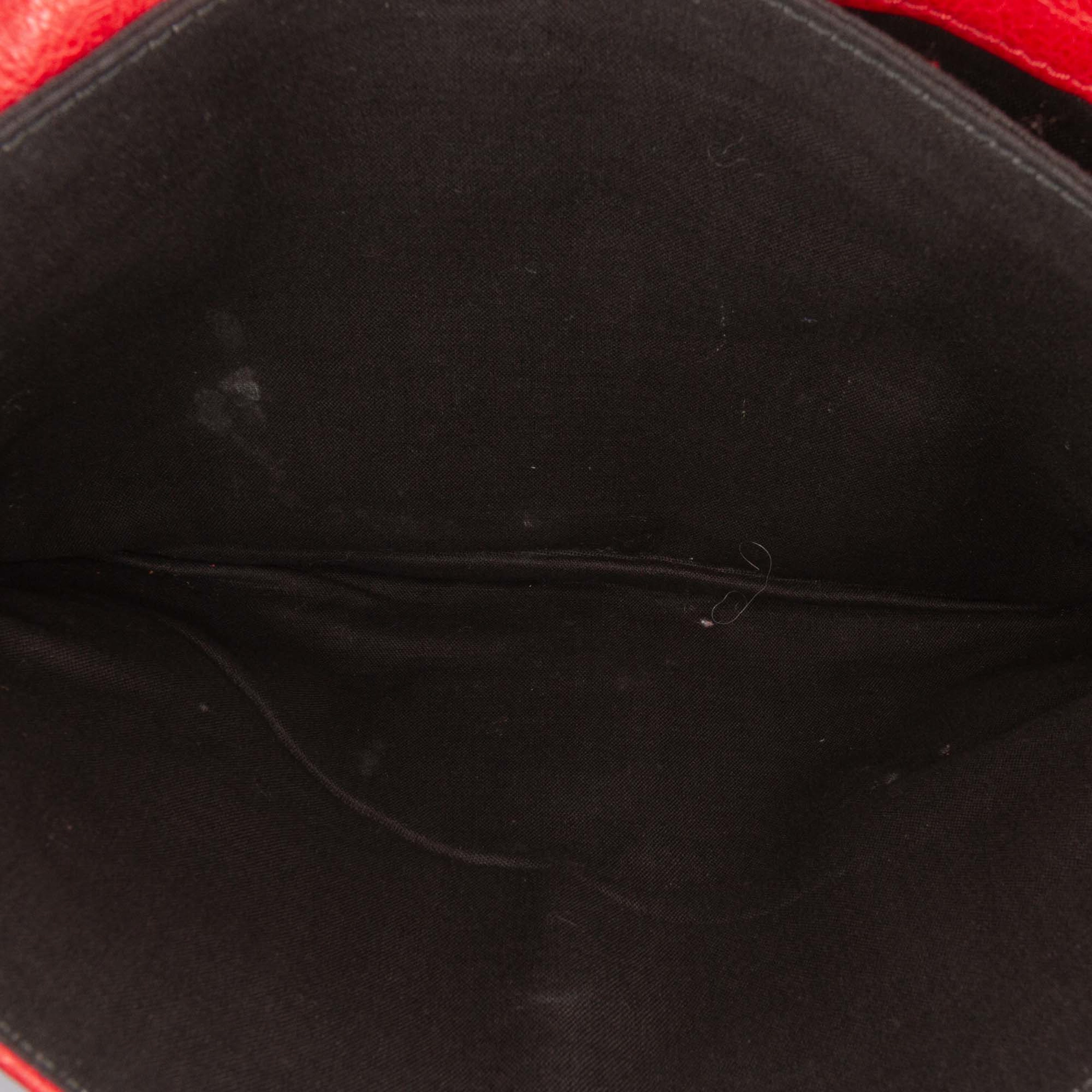 Balenciaga Lambskin Motocross Classic Envelope Clutch, från Luxclusif, i färgen red. Klicka för att öppna bilden i stort format