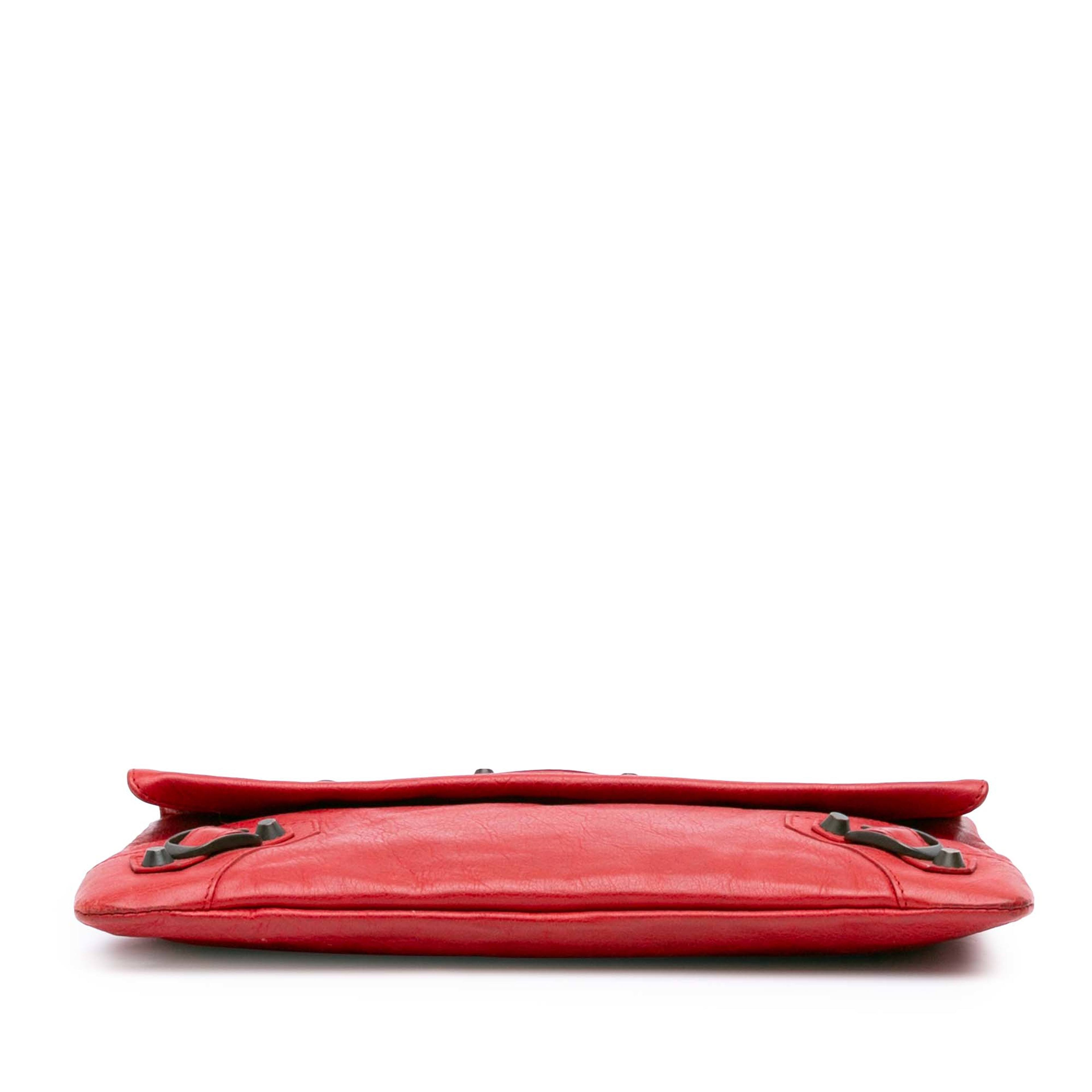 Balenciaga Lambskin Motocross Classic Envelope Clutch, från Luxclusif, i färgen red. Klicka för att öppna bilden i stort format