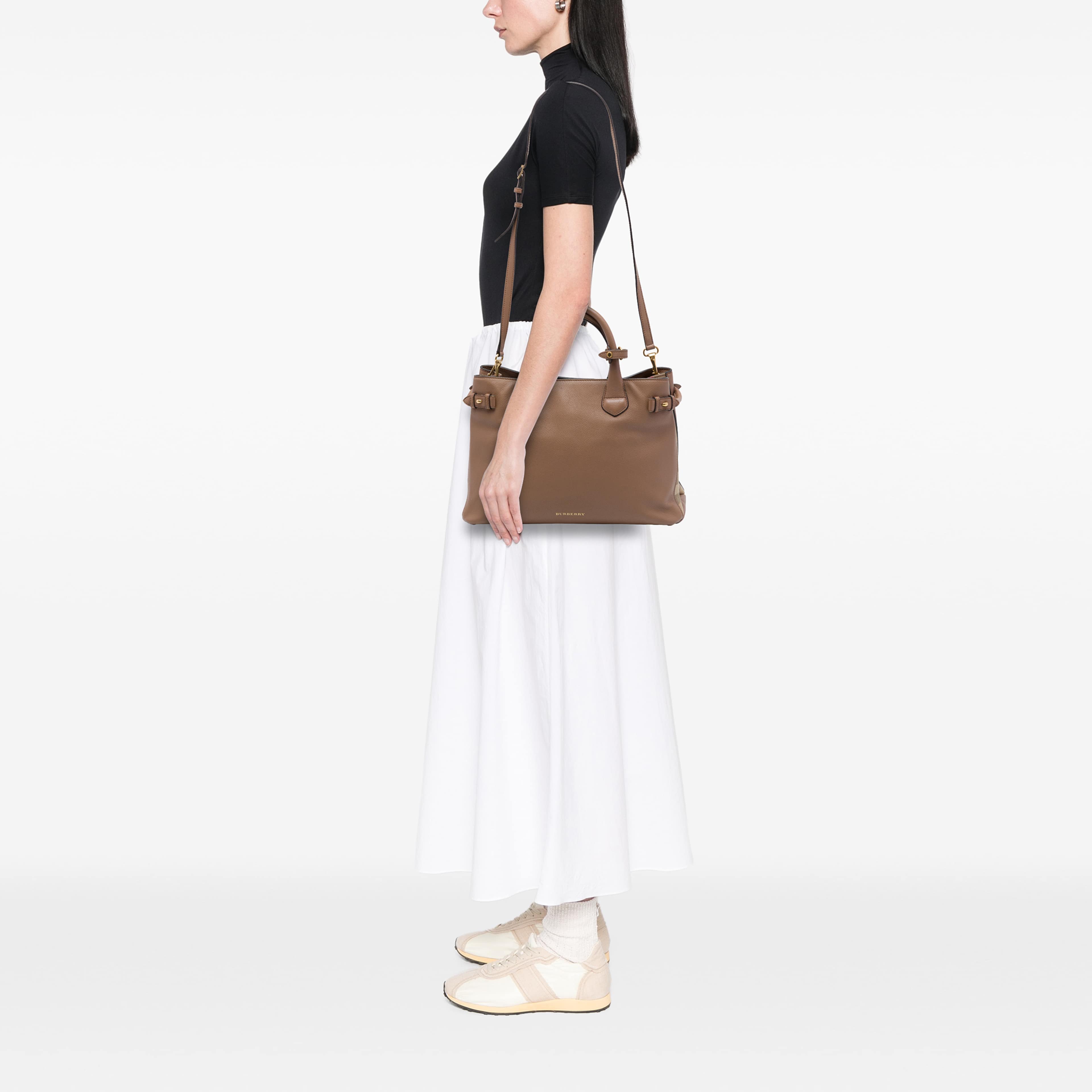 Burberry Medium Calfskin And House Check Banner Satchel, från Luxclusif, i färgen brun. Klicka för att öppna bilden i stort format