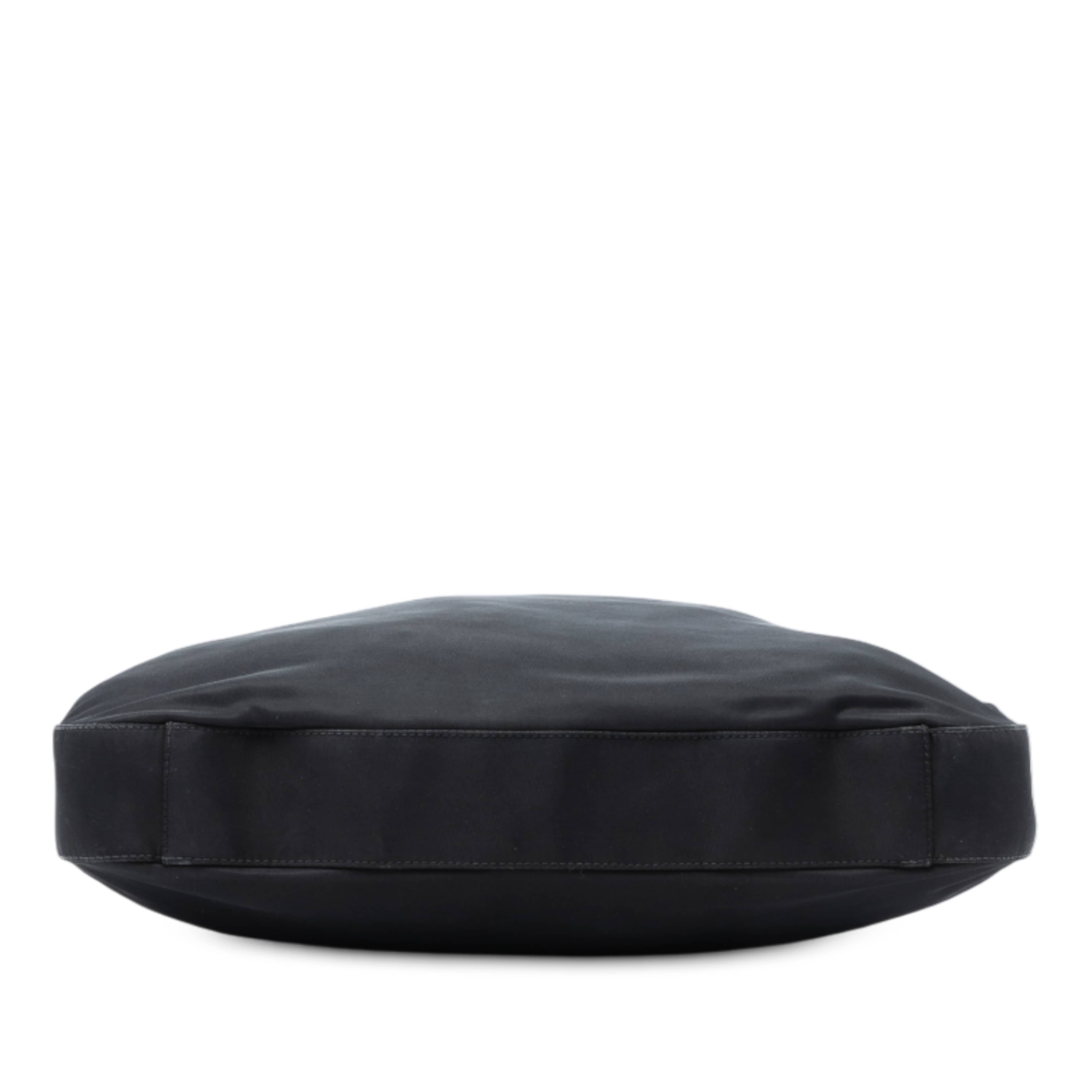 Prada Tessuto Shoulder Bag, från Luxclusif, i färgen svart. Klicka för att öppna bilden i stort format