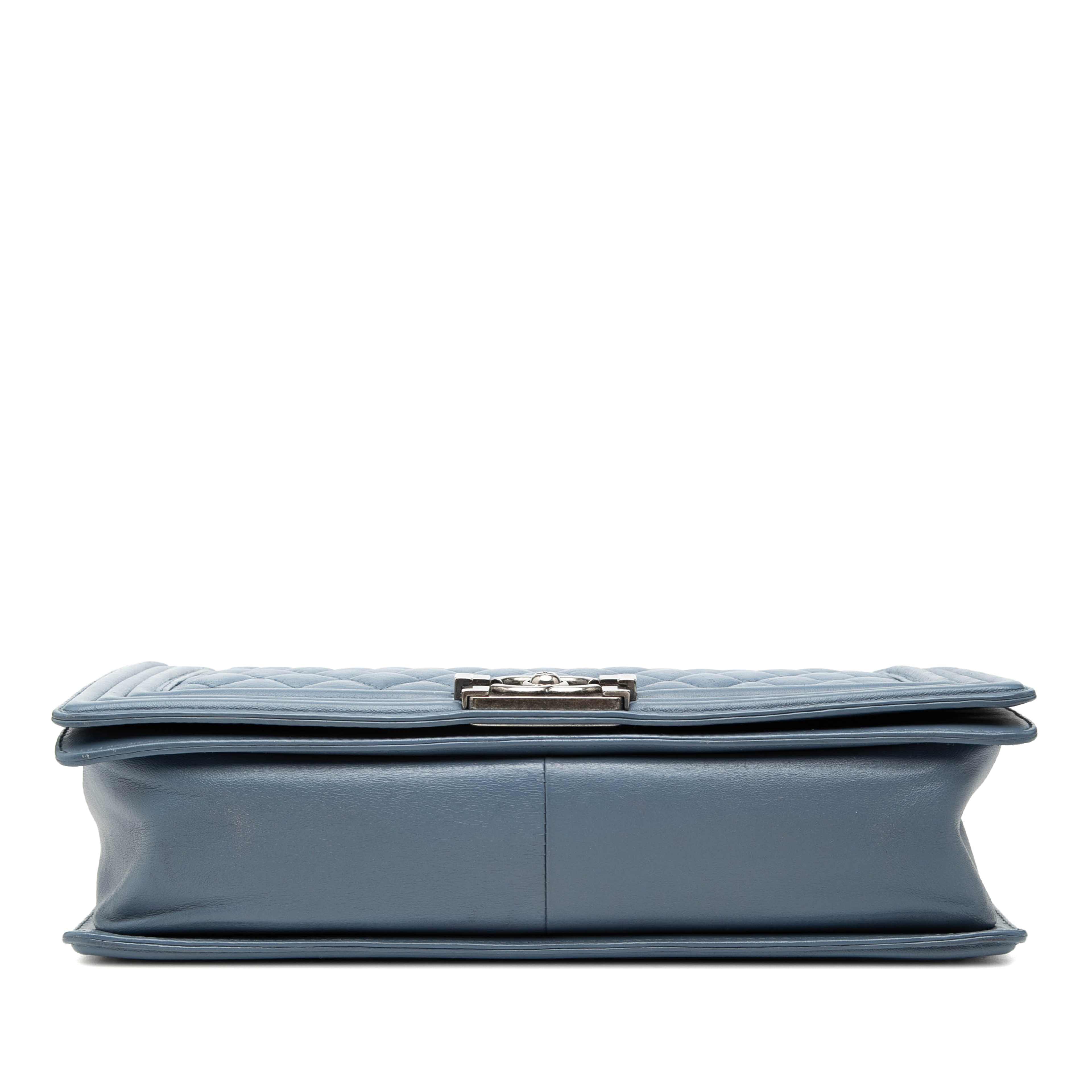 Chanel Large Quilted Lambskin Boy Flap, från Luxclusif, i färgen blue. Klicka för att öppna bilden i stort format