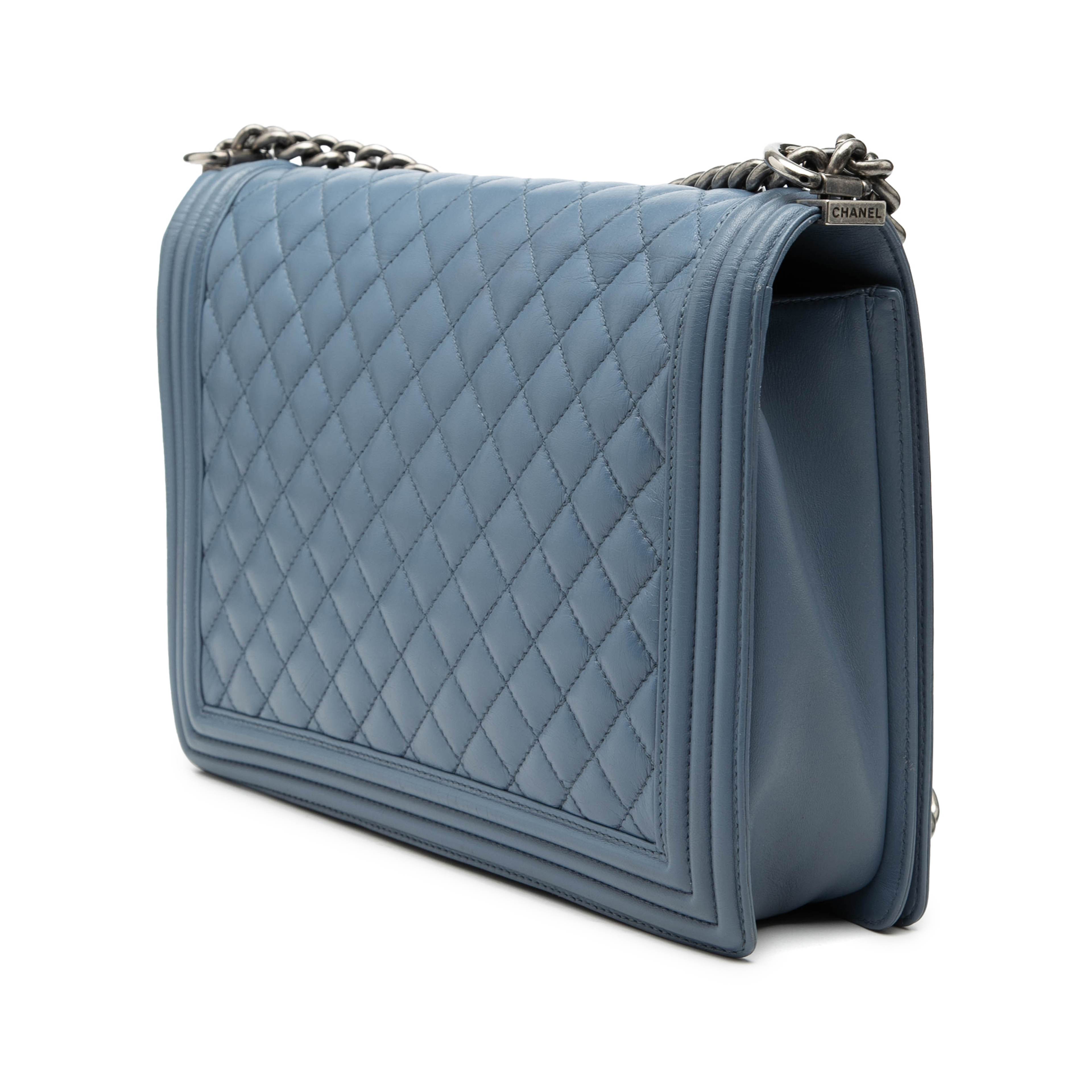 Chanel Large Quilted Lambskin Boy Flap, från Luxclusif, i färgen blue. Klicka för att öppna bilden i stort format