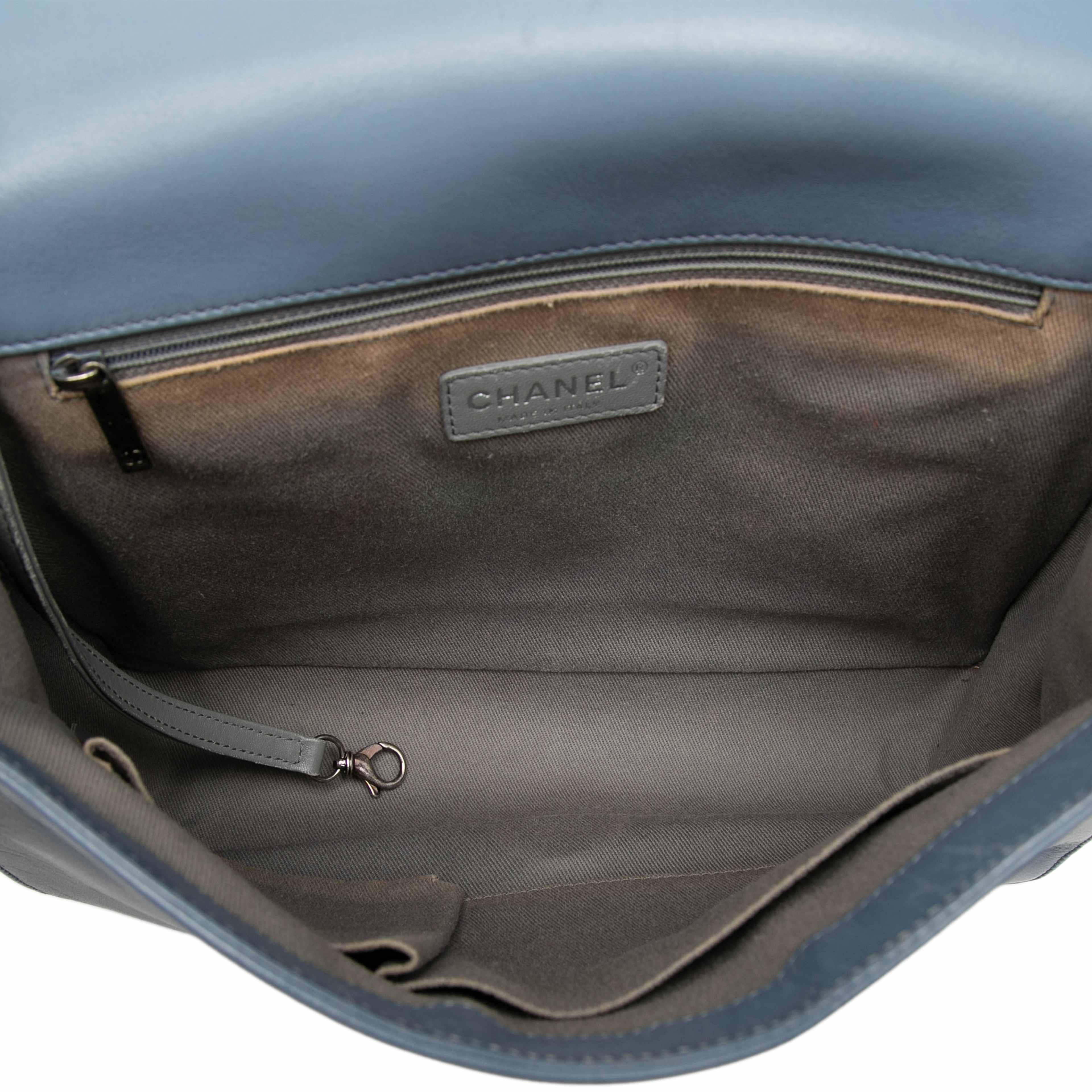 Chanel Large Quilted Lambskin Boy Flap, från Luxclusif, i färgen blue. Klicka för att öppna bilden i stort format