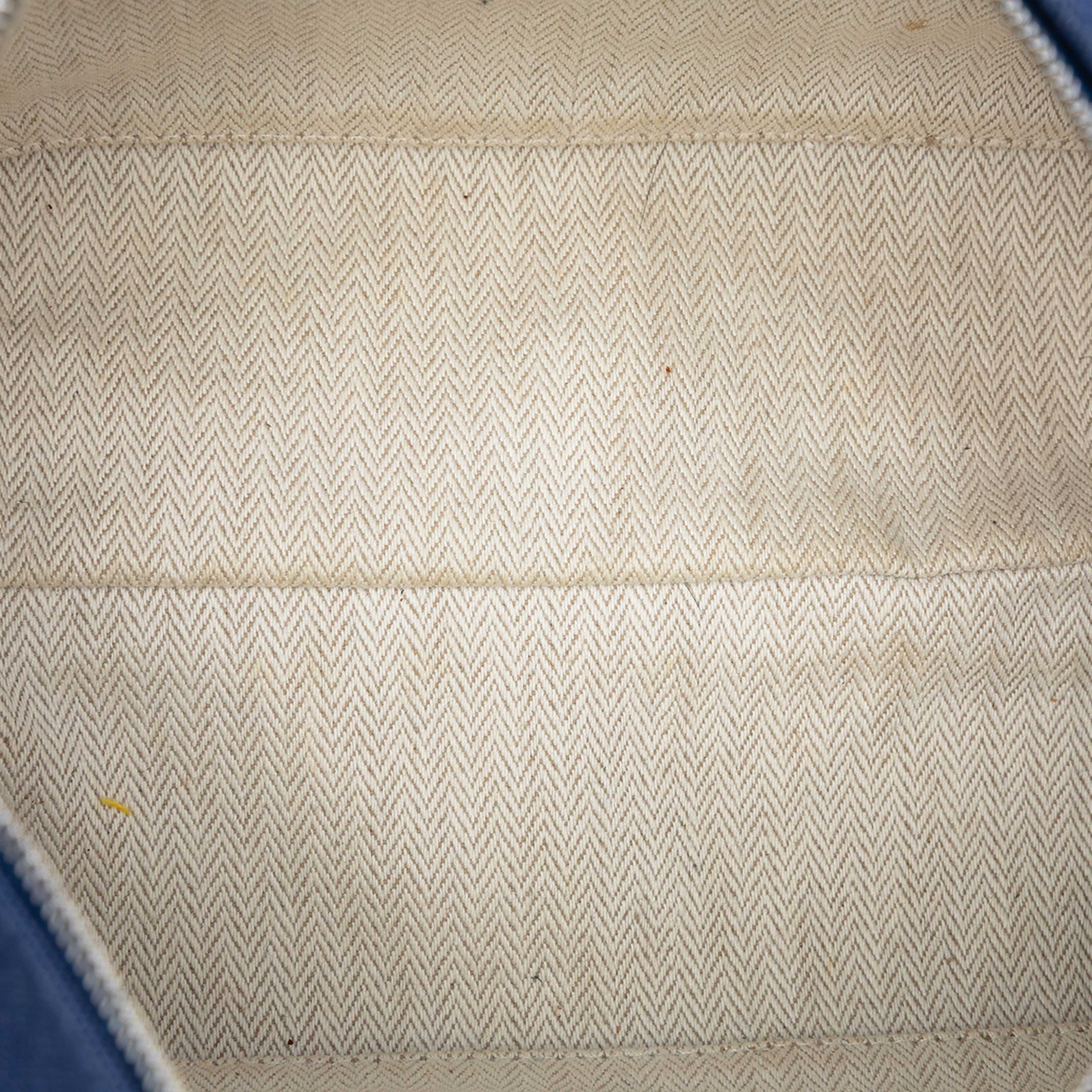 Hermès Small Toile Bride A Brac Case, från Luxclusif, i färgen dark blue. Klicka för att öppna bilden i stort format