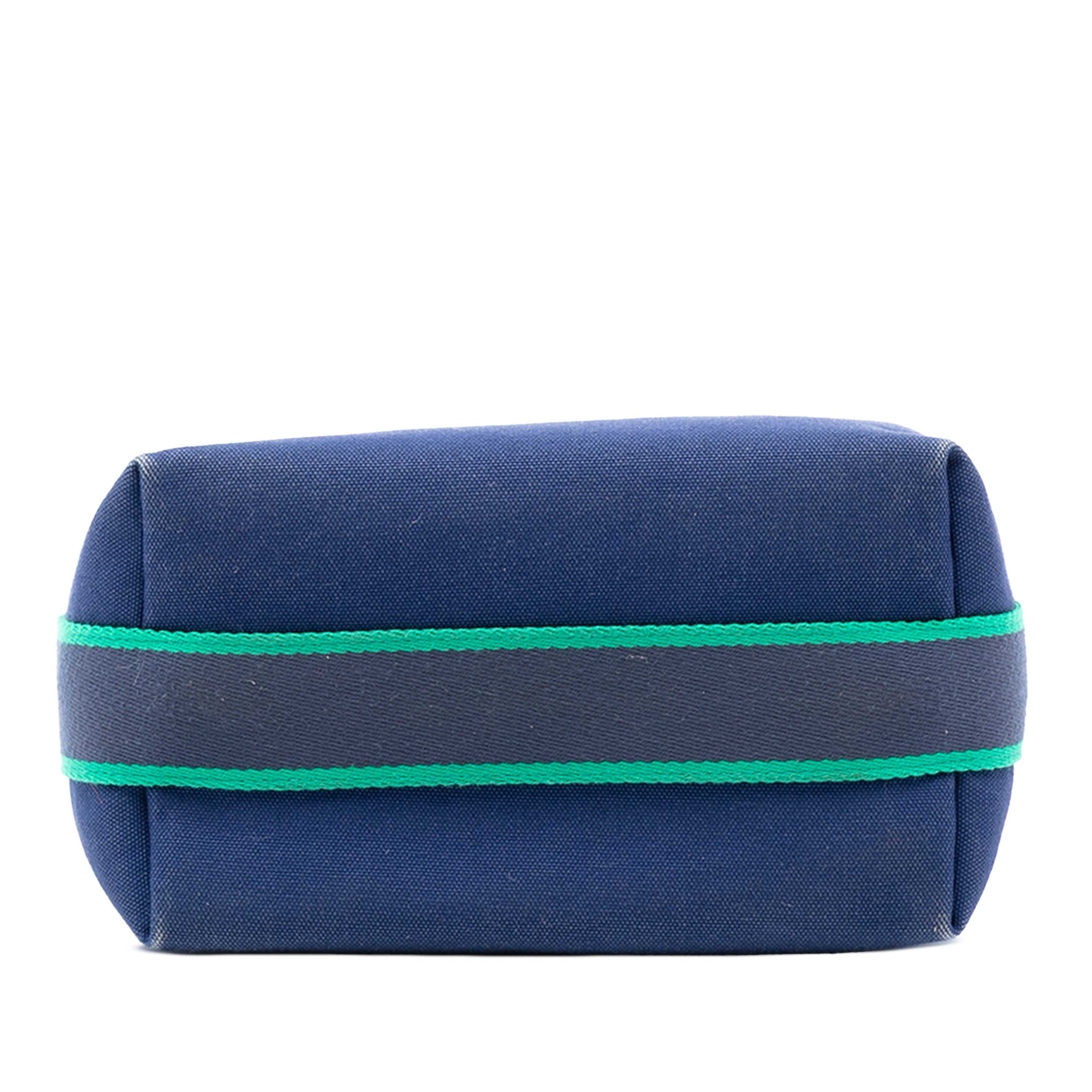 Hermès Small Toile Bride A Brac Case, från Luxclusif, i färgen dark blue. Klicka för att öppna bilden i stort format