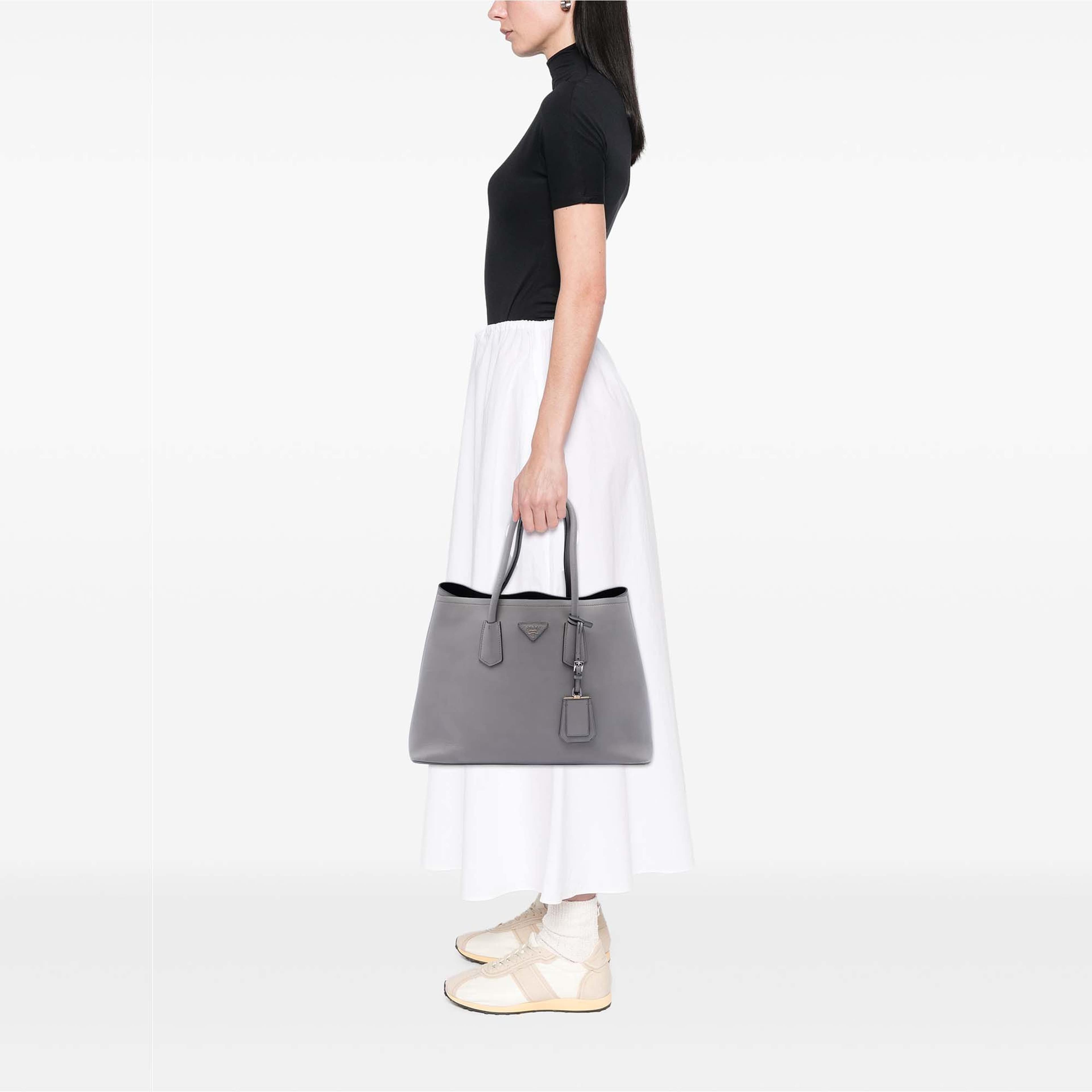 Prada Large City Calf Double Satchel, från Luxclusif, i färgen grå. Klicka för att öppna bilden i stort format