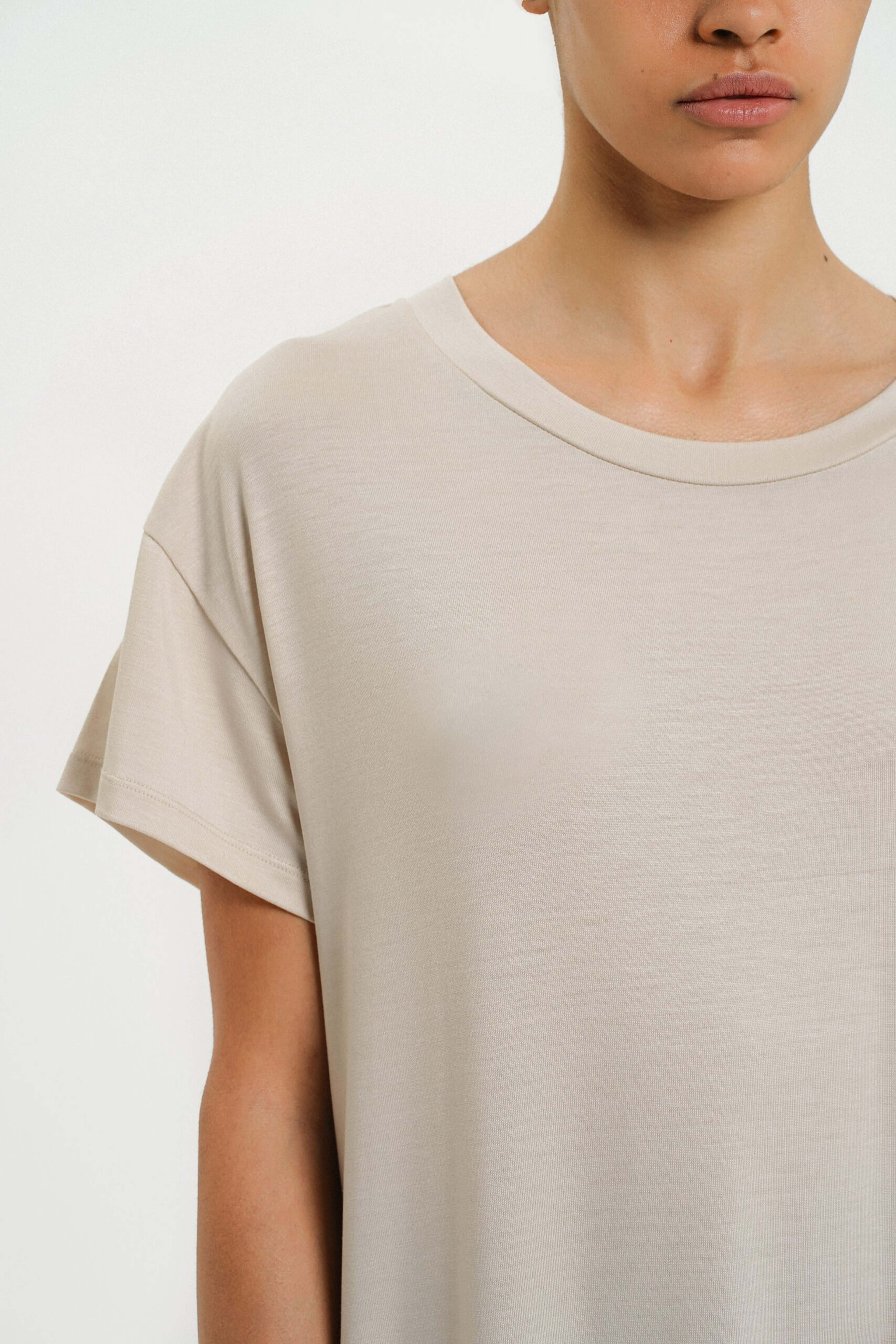 Gwen Dress - Greige, från Residus, i färgen beige. Klicka för att öppna bilden i stort format