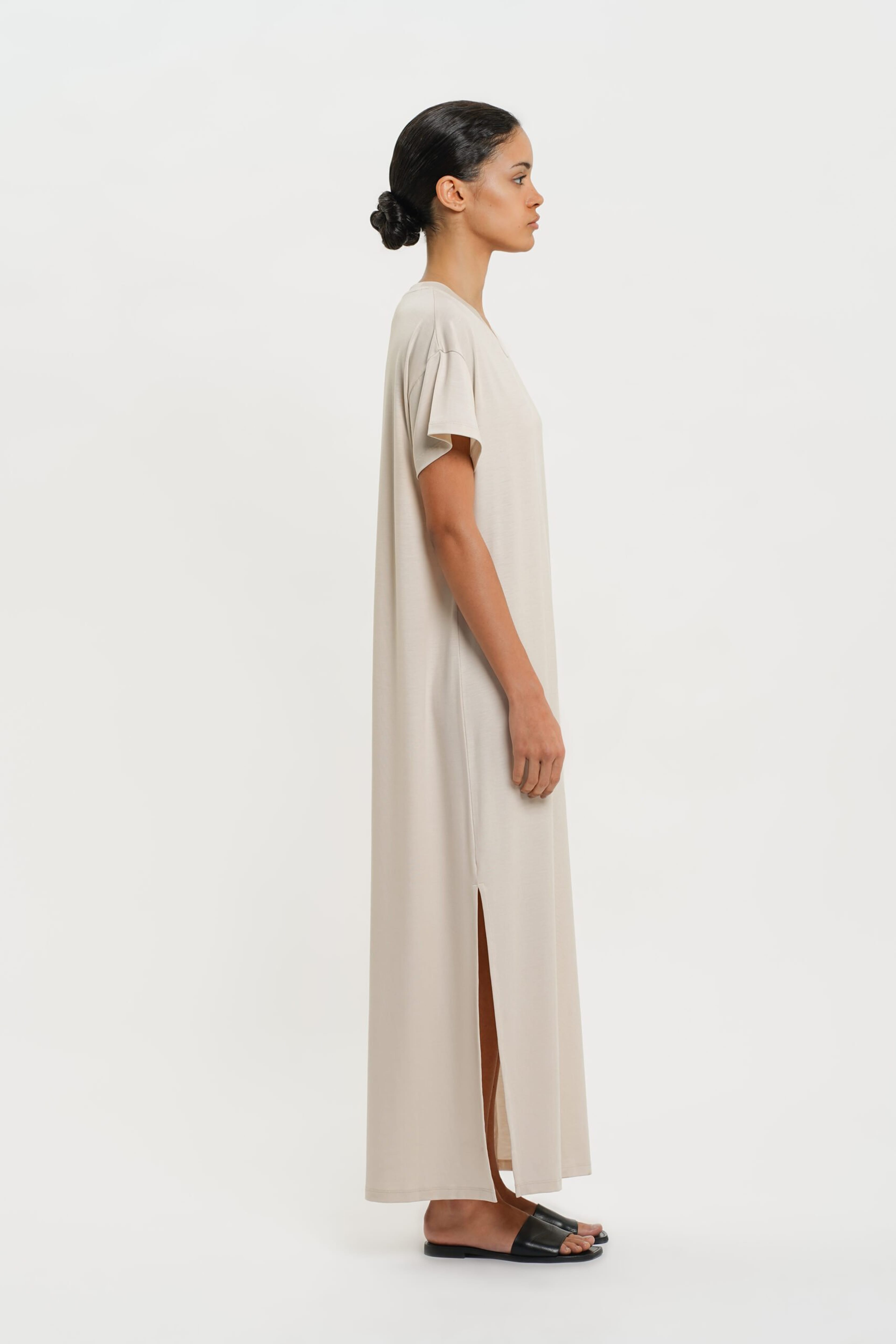 Gwen Dress - Greige, från Residus, i färgen beige. Klicka för att öppna bilden i stort format