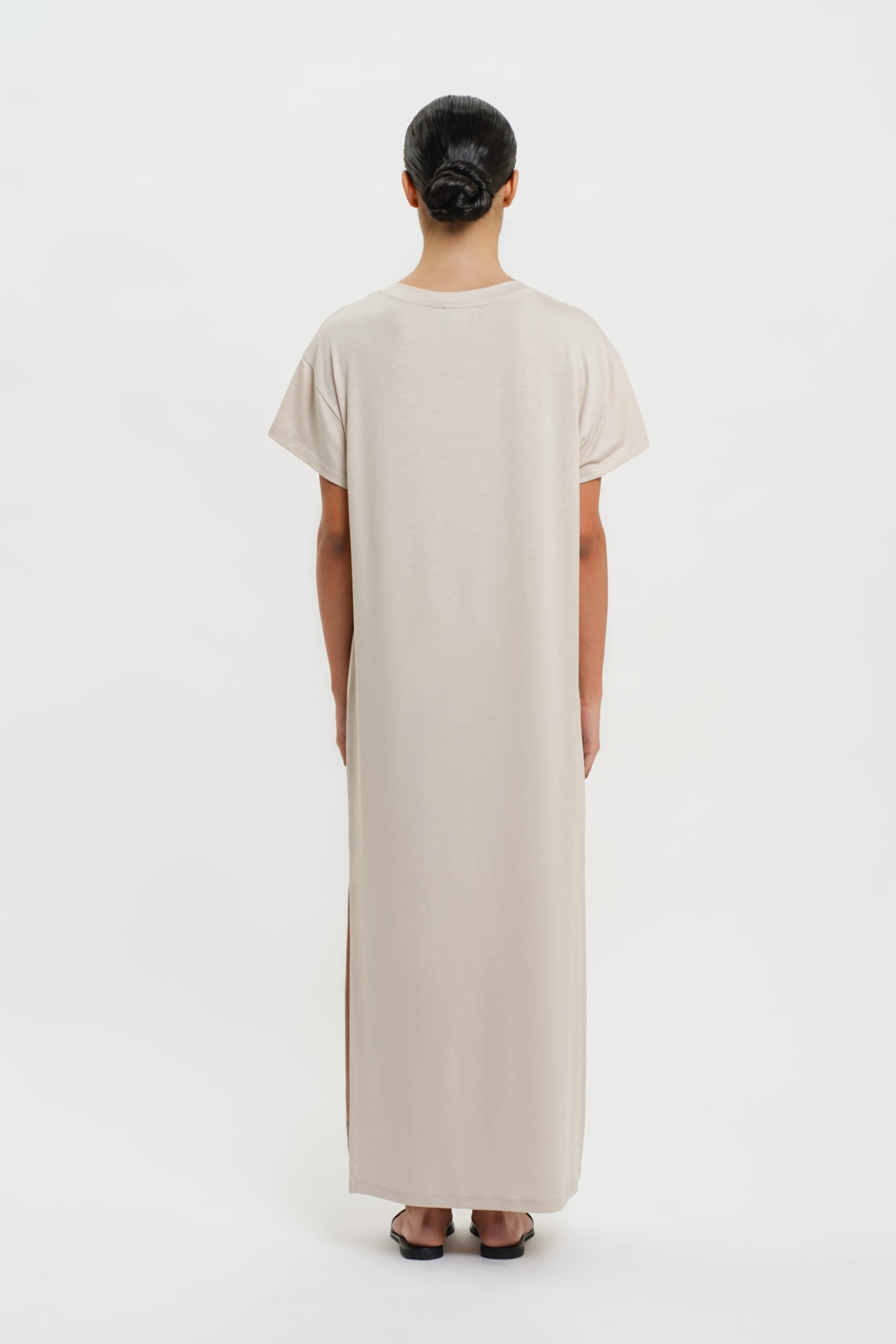 Gwen Dress - Greige, från Residus, i färgen beige. Klicka för att öppna bilden i stort format