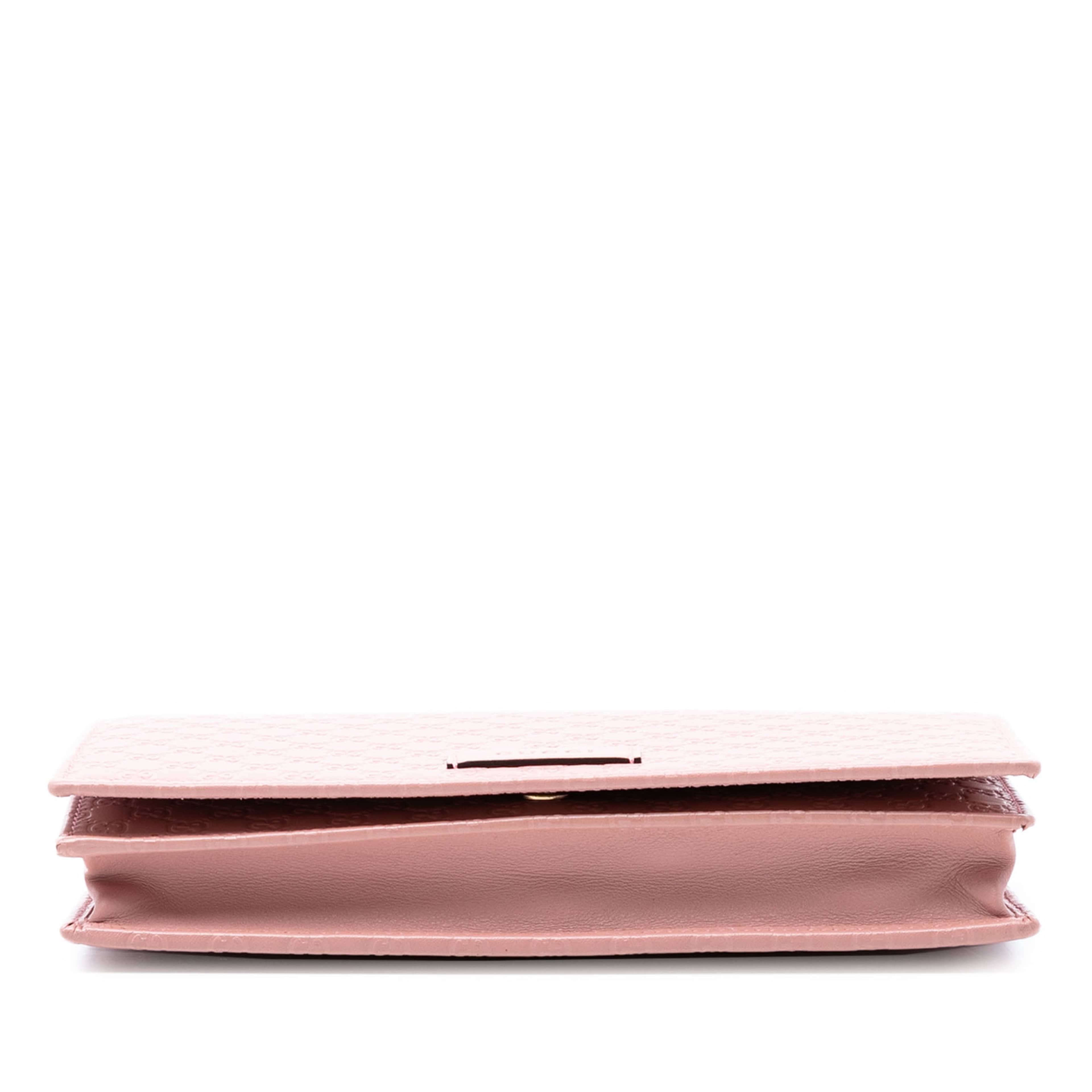 Gucci Microguccissima Wallet On Strap, från Luxclusif, i färgen pink. Klicka för att öppna bilden i stort format