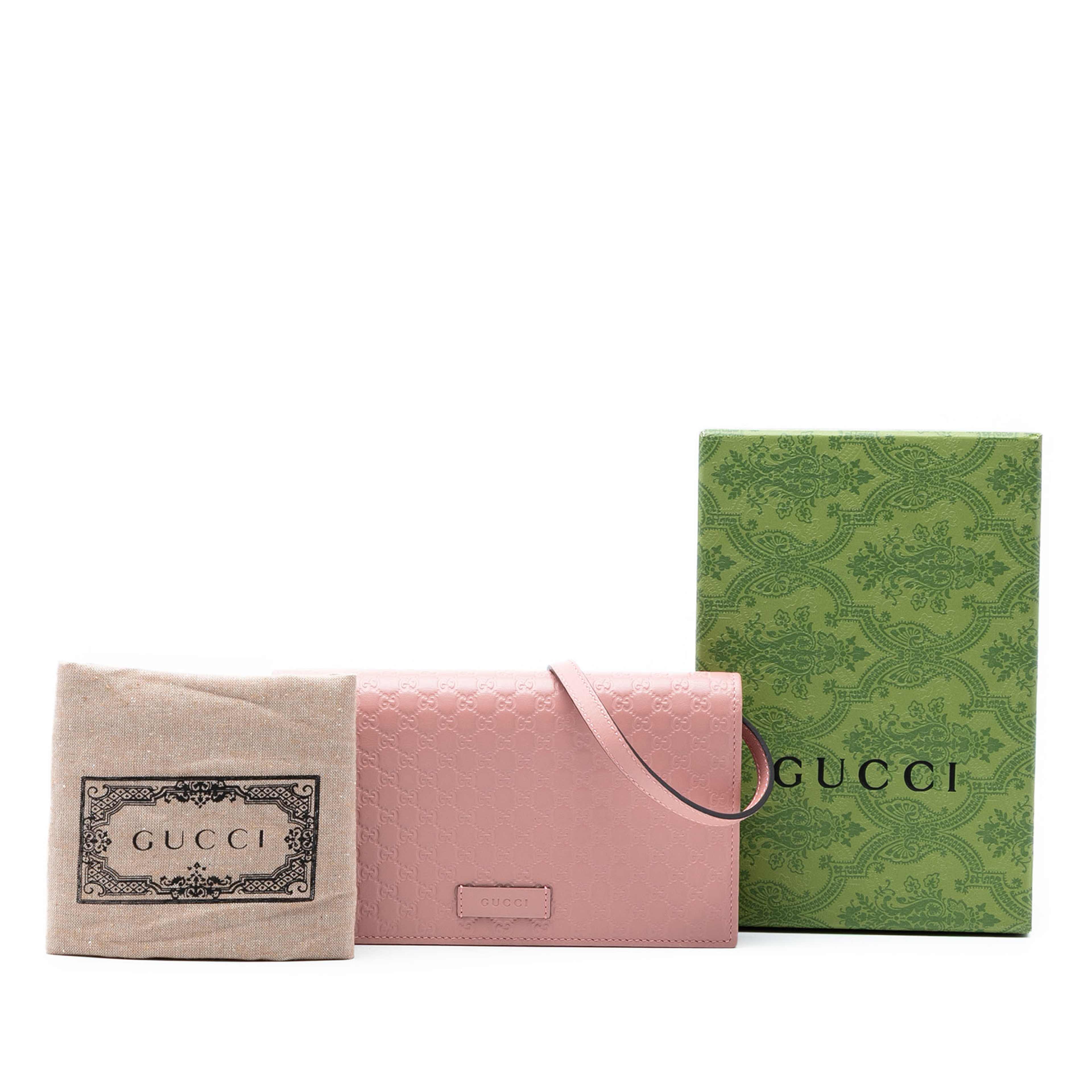 Gucci Microguccissima Wallet On Strap, från Luxclusif, i färgen rosa. Klicka för att öppna bilden i stort format
