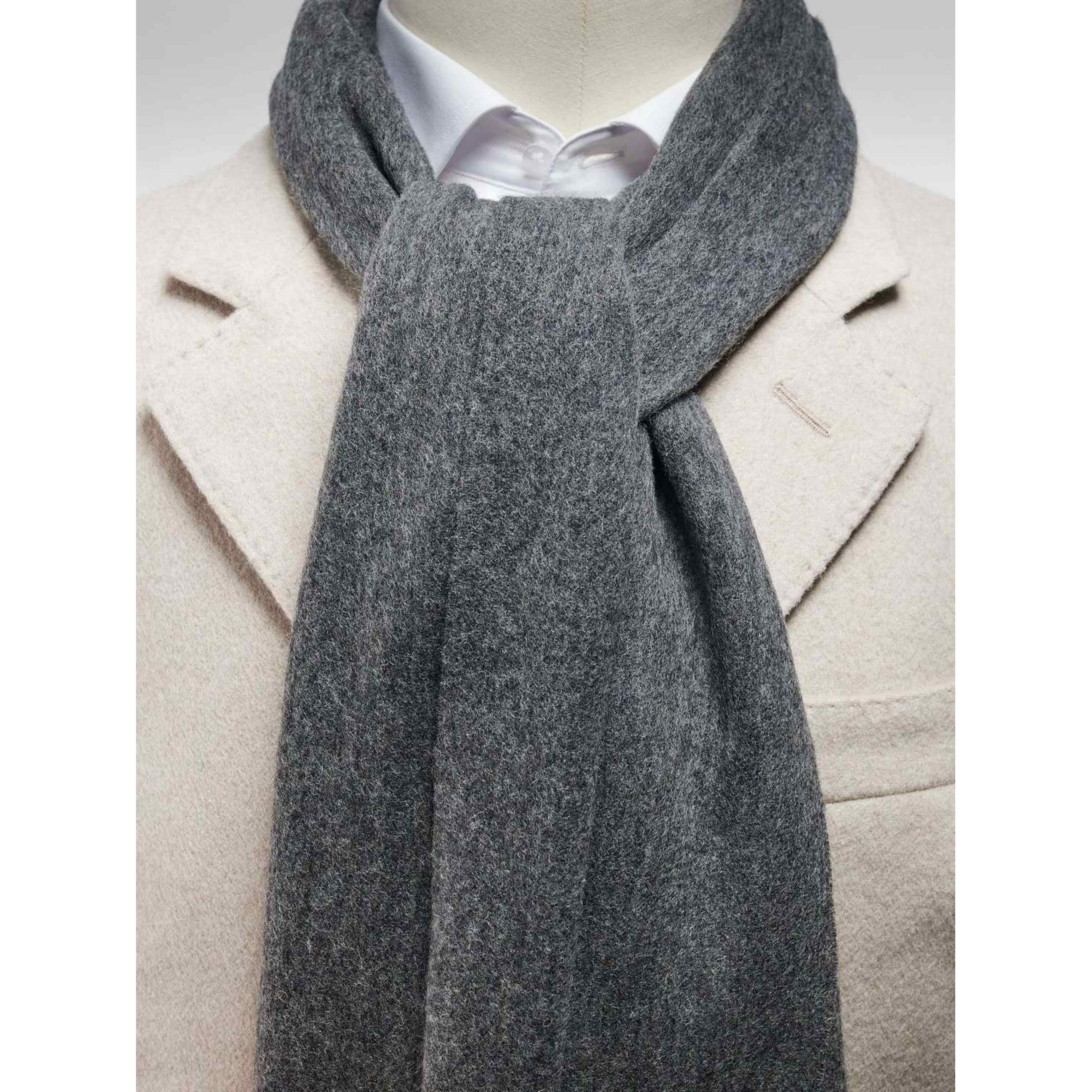 Halsduk Herr, från John Henric, i färgen mid grey. Klicka för att öppna bilden i stort format