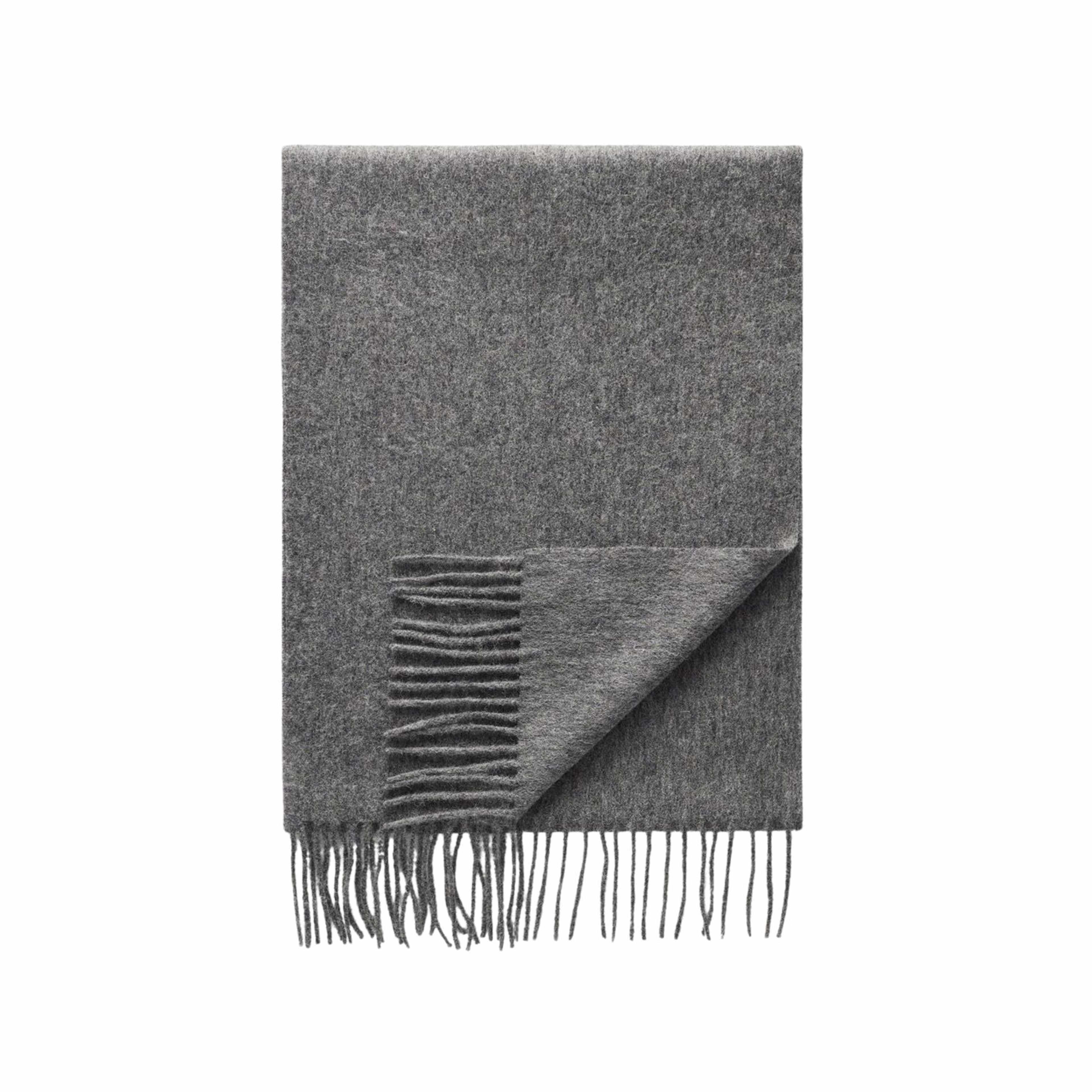 Halsduk Herr, från John Henric, i färgen mid grey. Klicka för att öppna bilden i stort format
