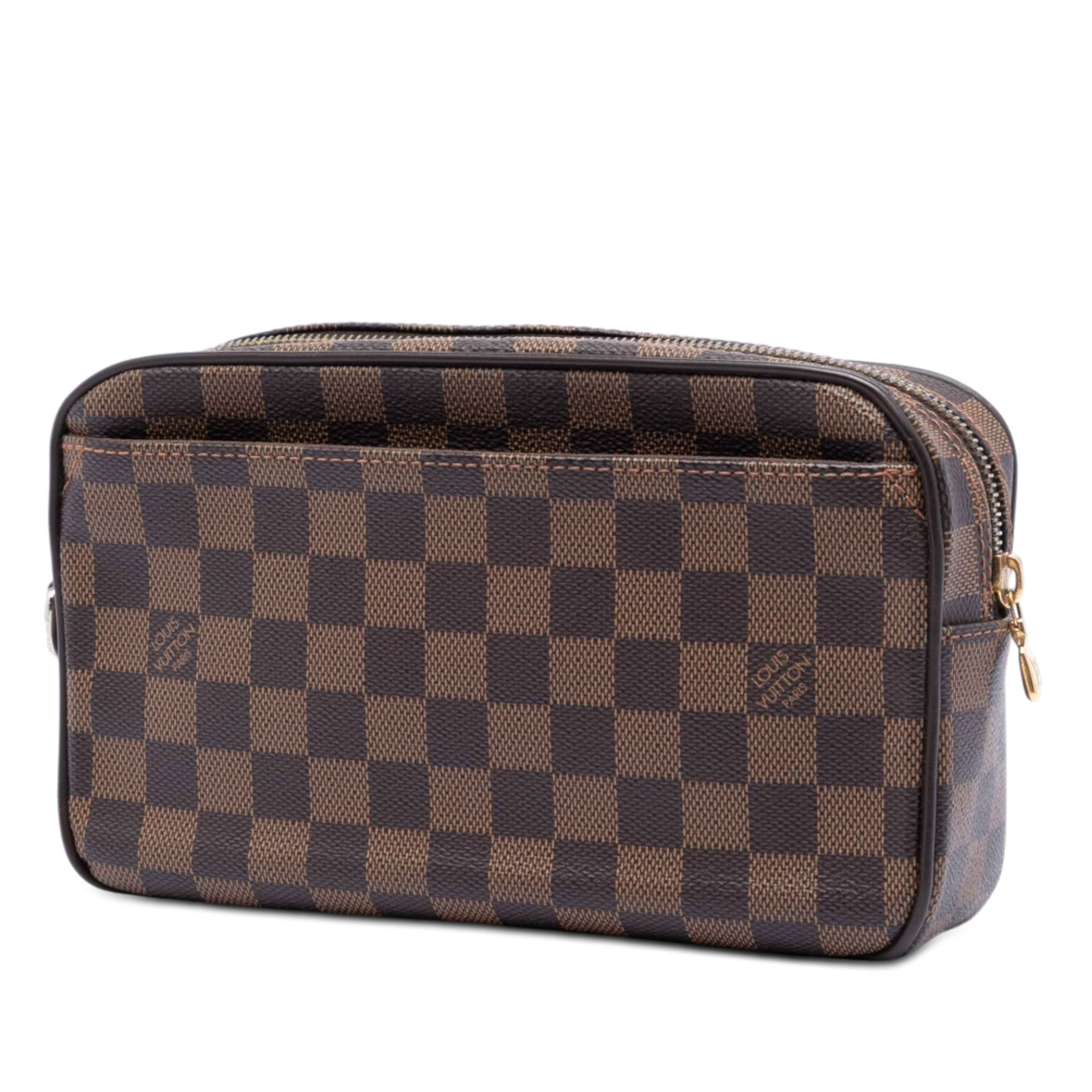 Louis Vuitton Damier Ebene Pochette Saint Paul, från Luxclusif, i färgen brun. Klicka för att öppna bilden i stort format