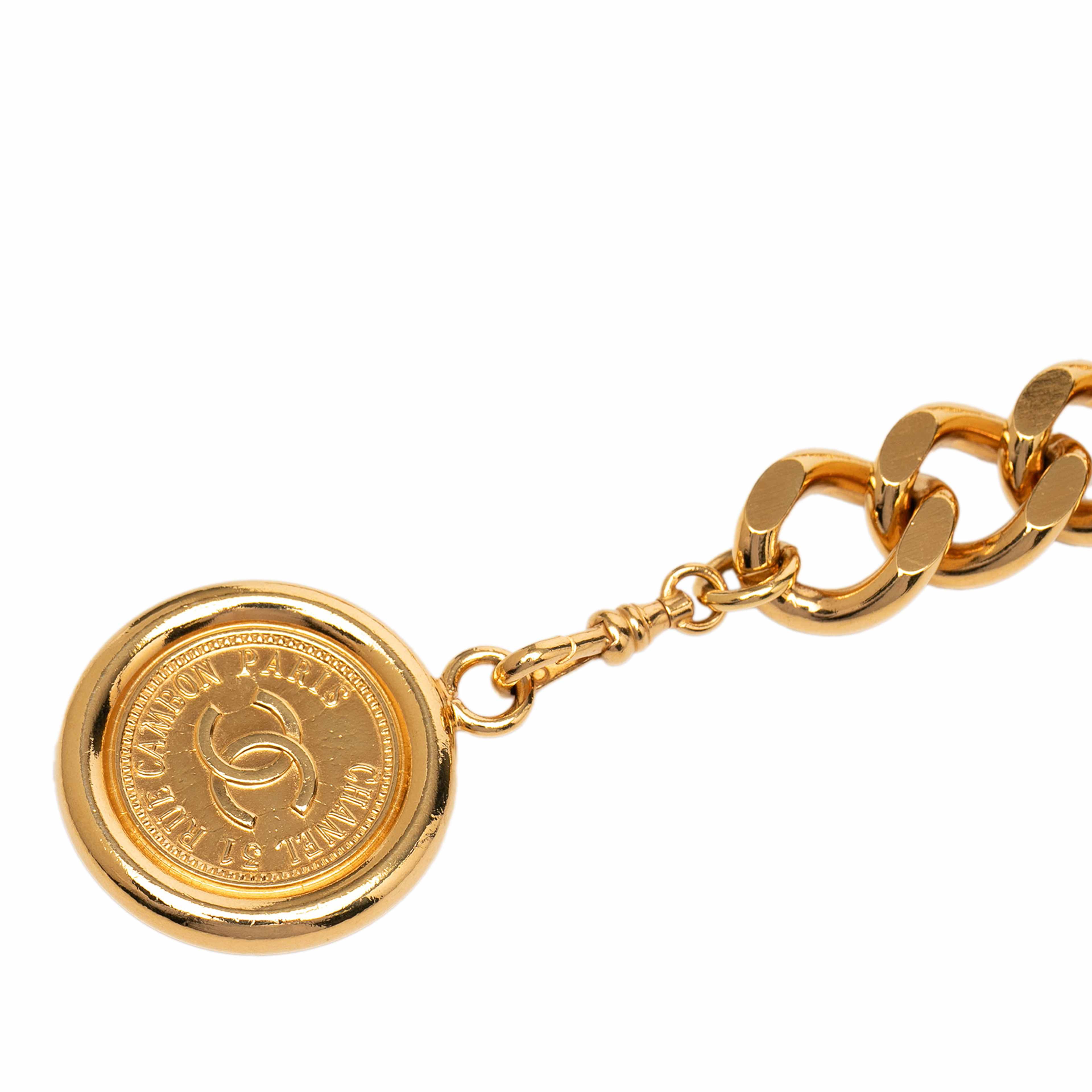 Chanel Cc Medallion Chain Link Belt, från Luxclusif, i färgen guld. Klicka för att öppna bilden i stort format