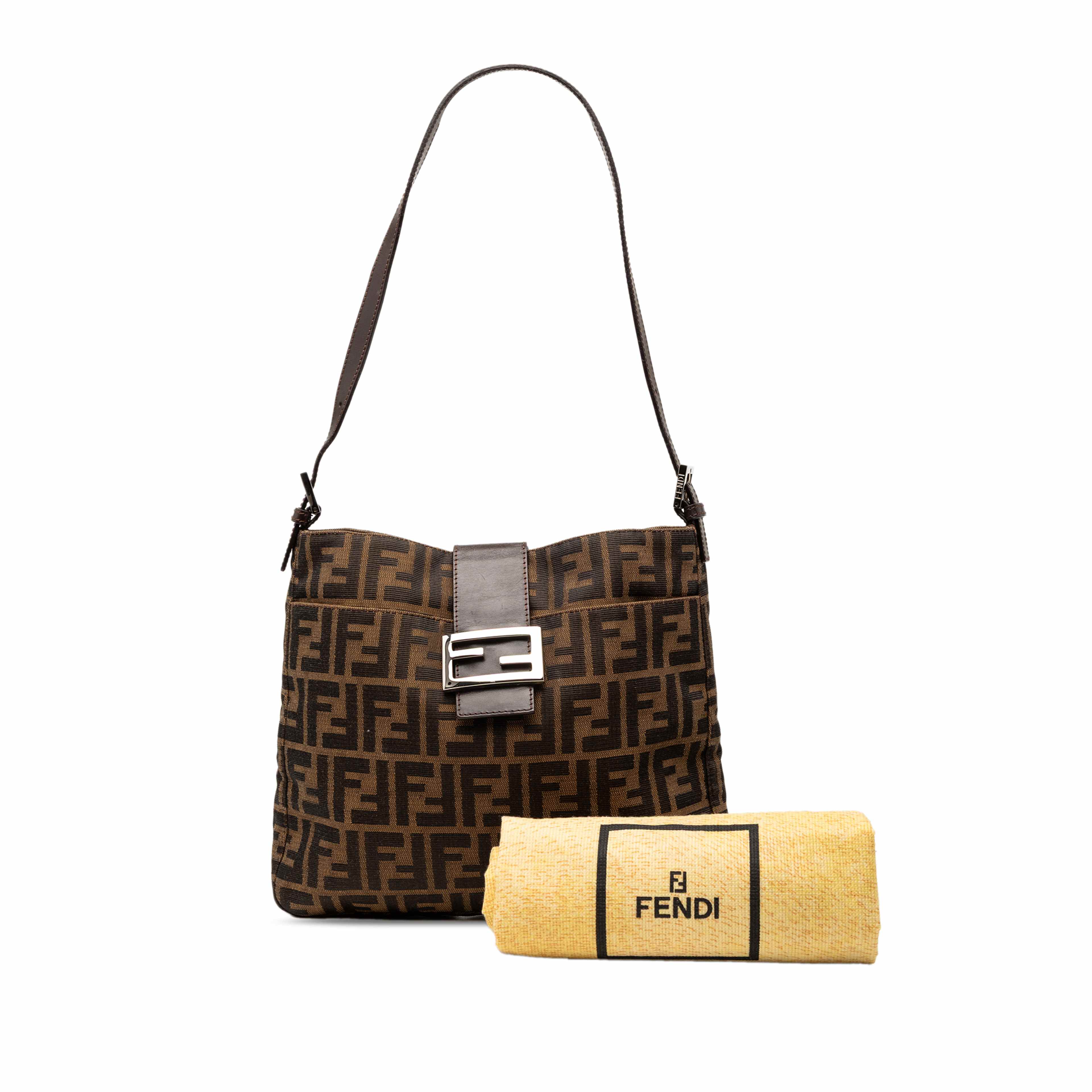 Fendi Zucca Canvas Shoulder Bag, från Luxclusif, i färgen brun. Klicka för att öppna bilden i stort format