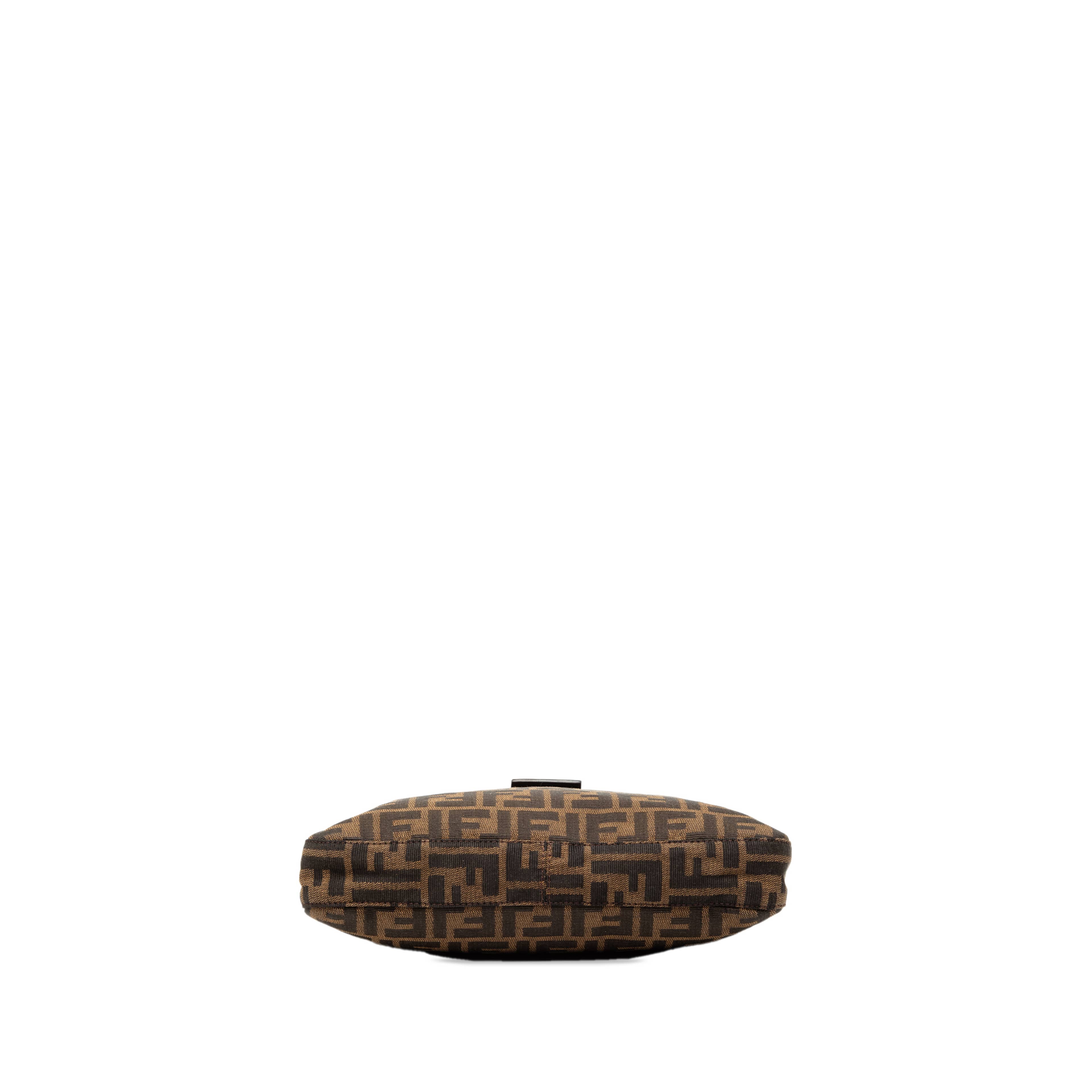 Fendi Zucca Canvas Shoulder Bag, från Luxclusif, i färgen brown. Klicka för att öppna bilden i stort format