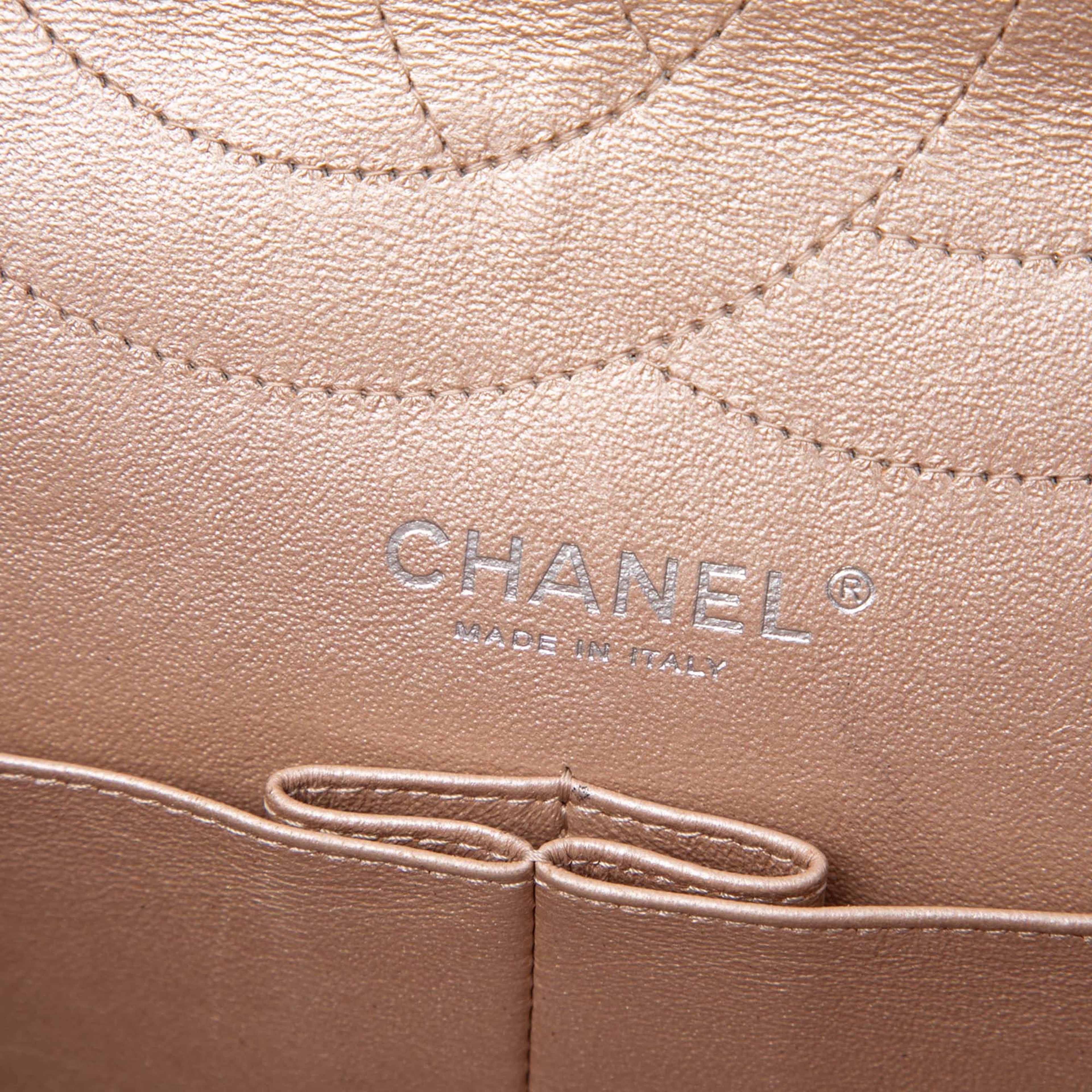 Chanel Quilted Iridescent Lambskin Reissue 2.55 Double Flap 227, från Luxclusif, i färgen light pink. Klicka för att öppna bilden i stort format