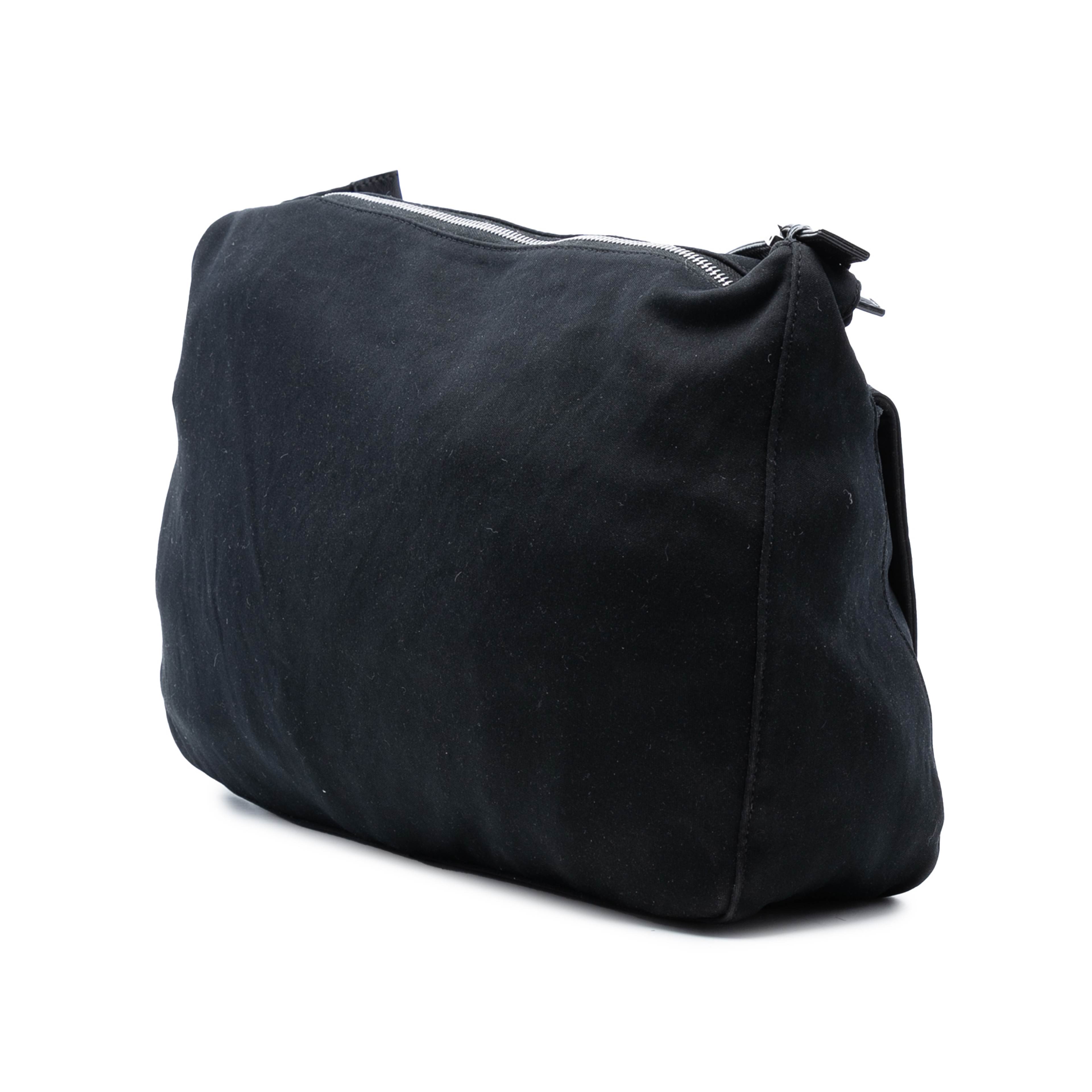 Fendi Canvas Mamma Baguette, från Luxclusif, i färgen black. Klicka för att öppna bilden i stort format