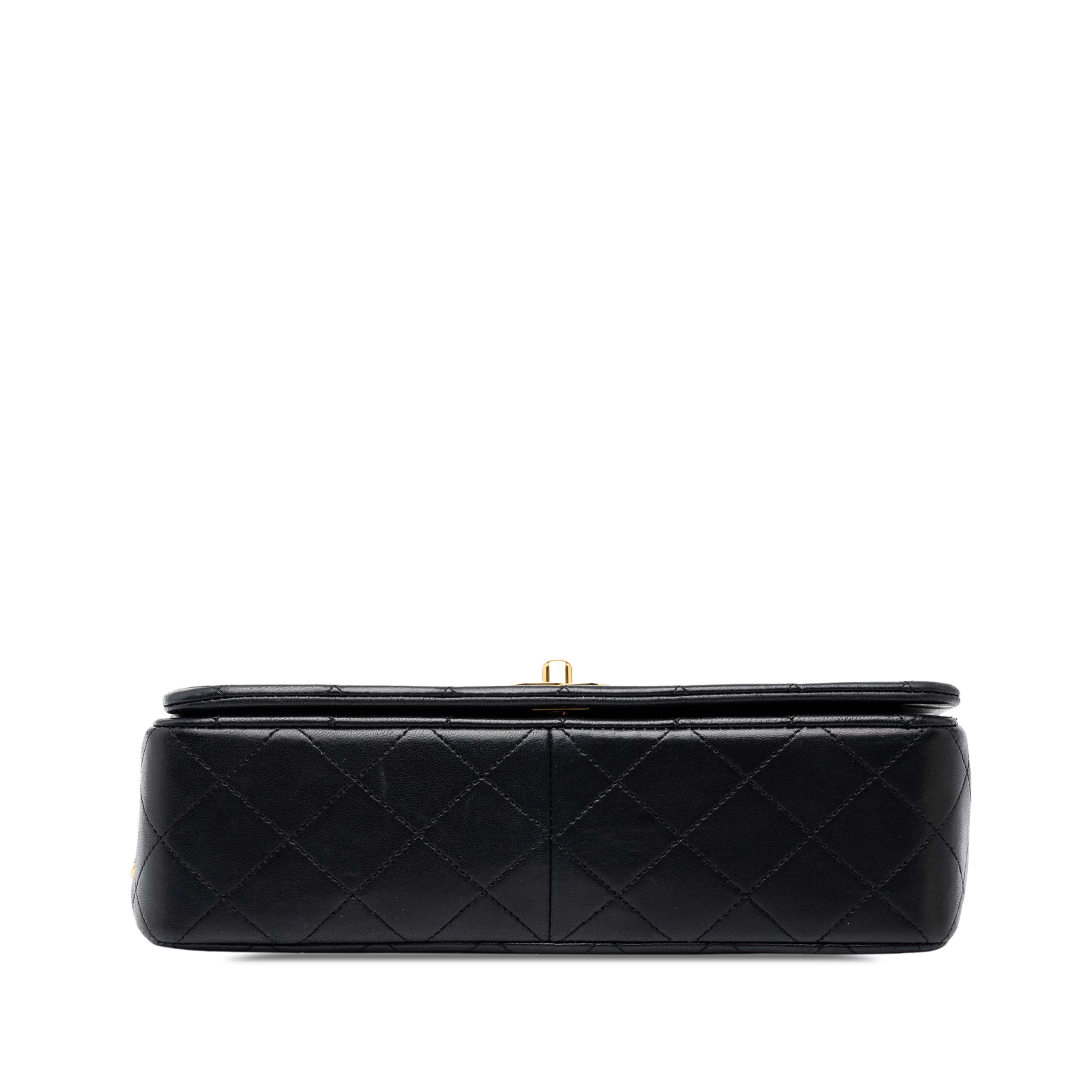 Chanel Cc Quilted Lambskin Full Single Flap, från Luxclusif, i färgen svart. Klicka för att öppna bilden i stort format