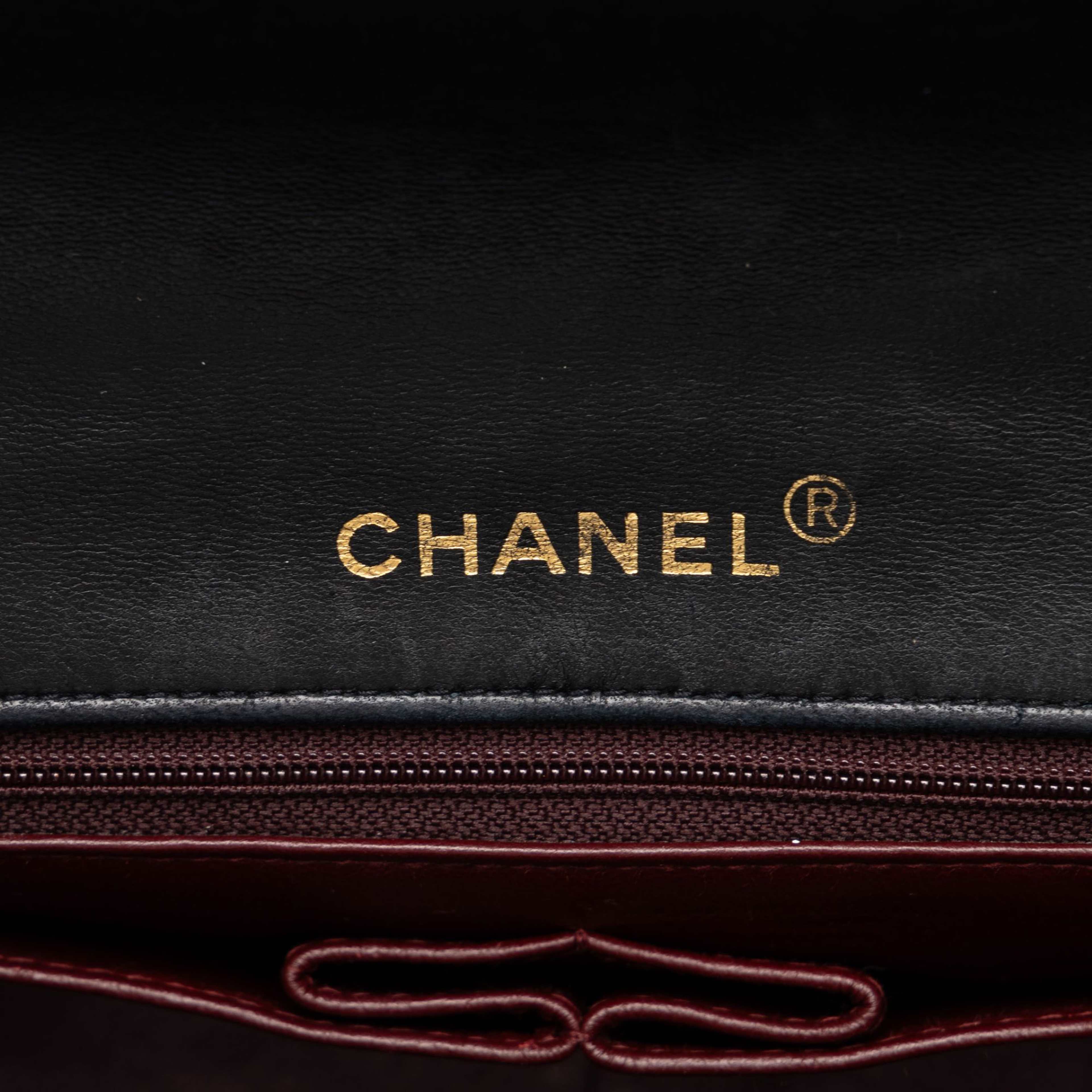 Chanel Cc Quilted Lambskin Full Single Flap, från Luxclusif, i färgen svart. Klicka för att öppna bilden i stort format