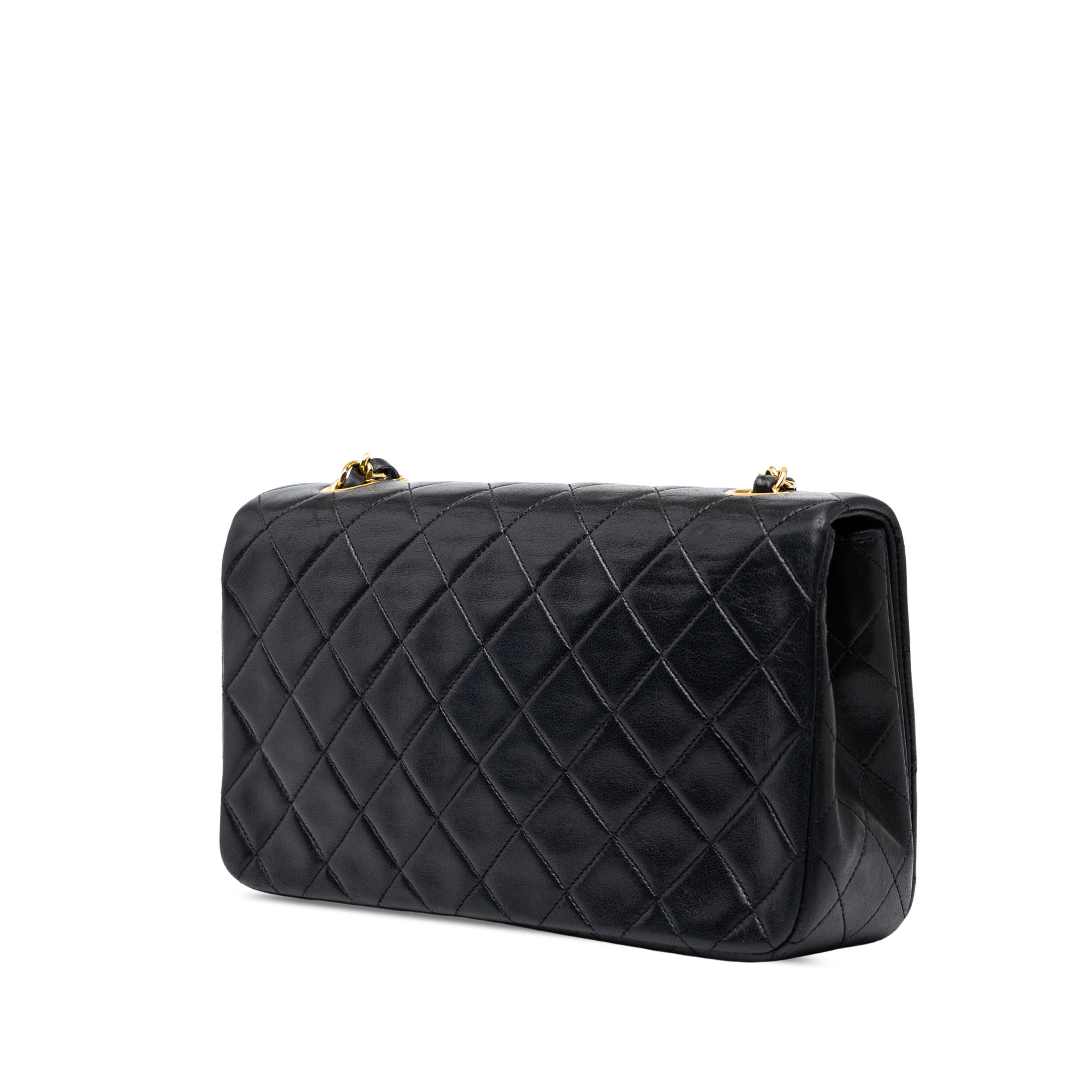 Chanel Cc Quilted Lambskin Full Single Flap, från Luxclusif, i färgen svart. Klicka för att öppna bilden i stort format