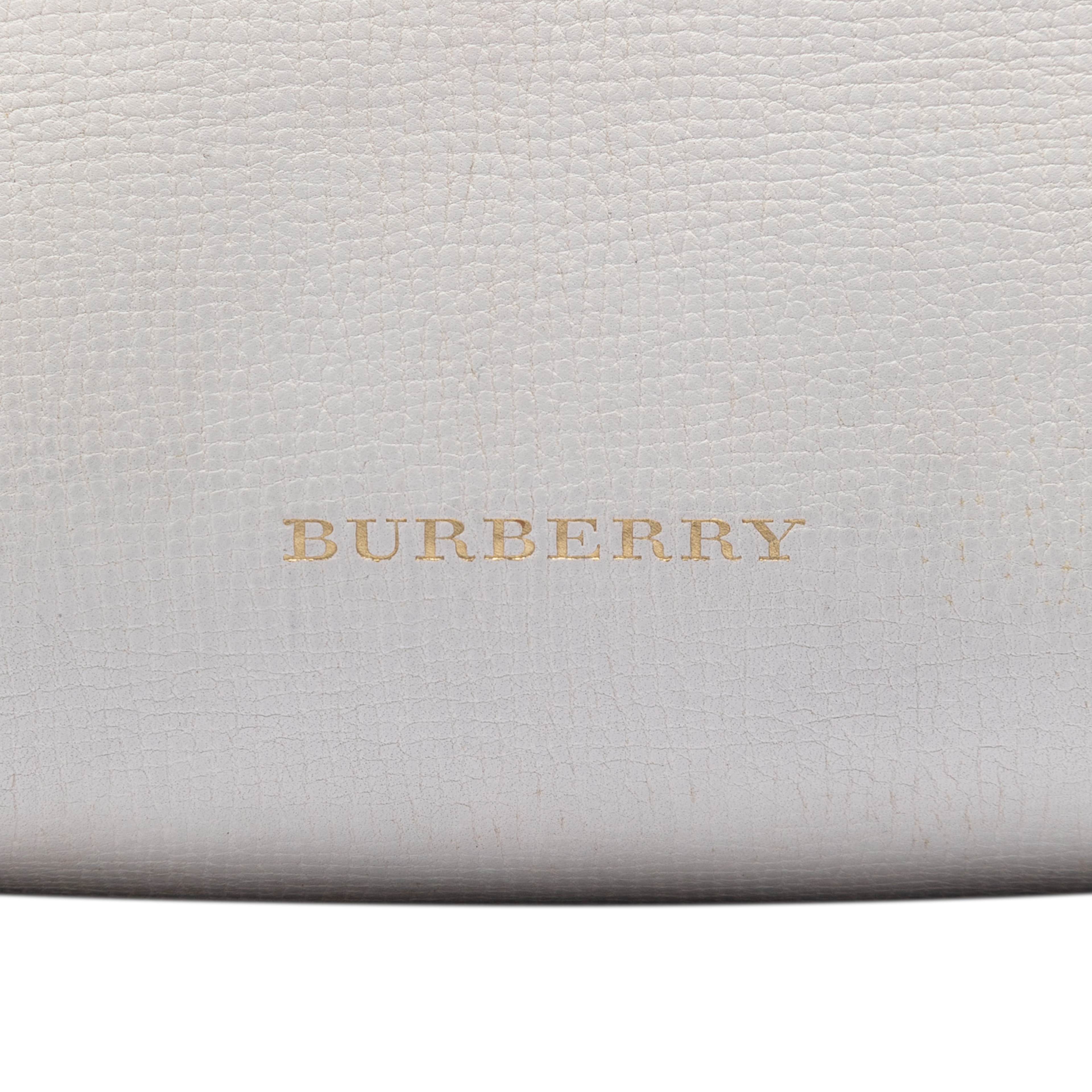 Burberry Small Leather And House Check Banner Satchel, från Luxclusif, i färgen white. Klicka för att öppna bilden i stort format