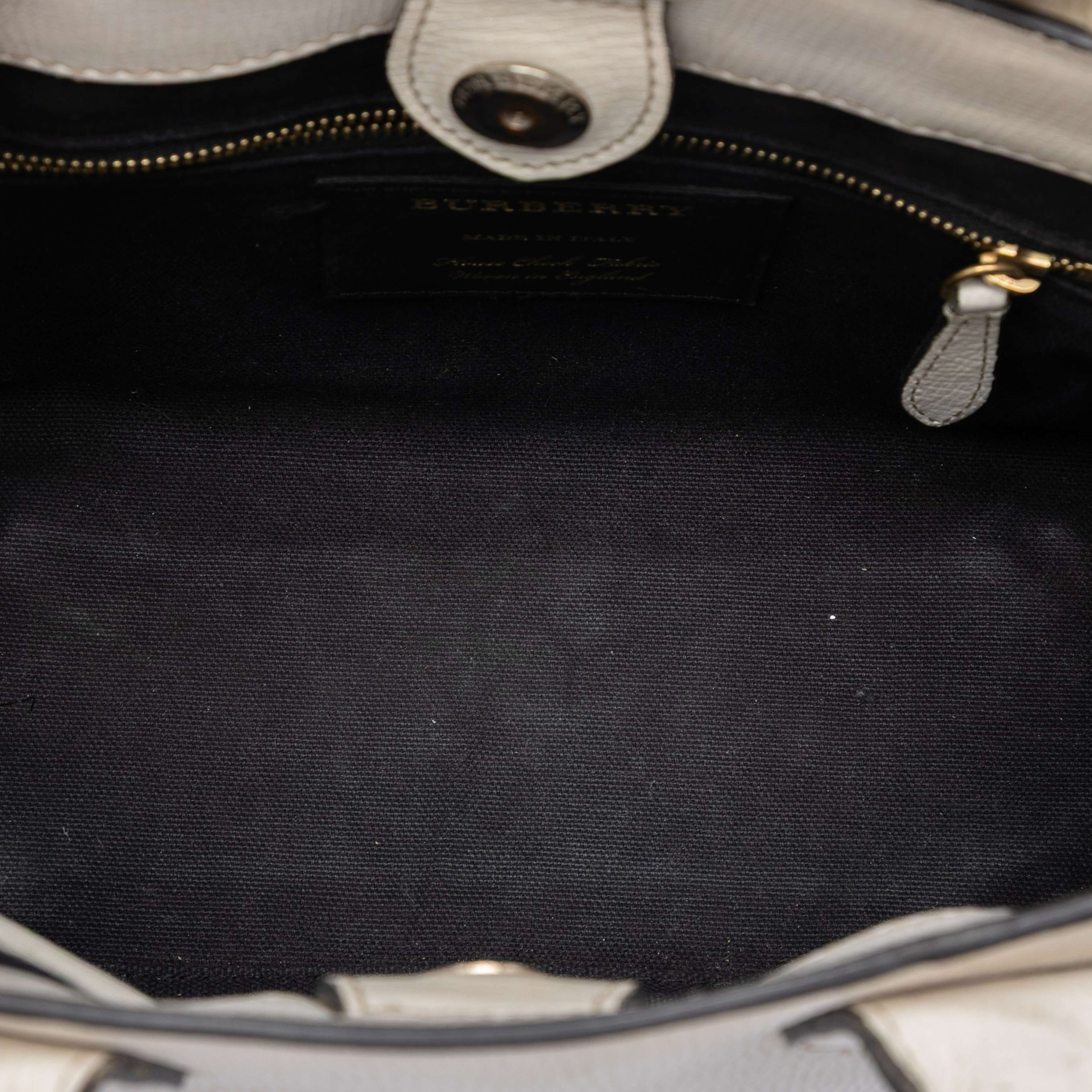 Burberry Small Leather And House Check Banner Satchel, från Luxclusif, i färgen white. Klicka för att öppna bilden i stort format