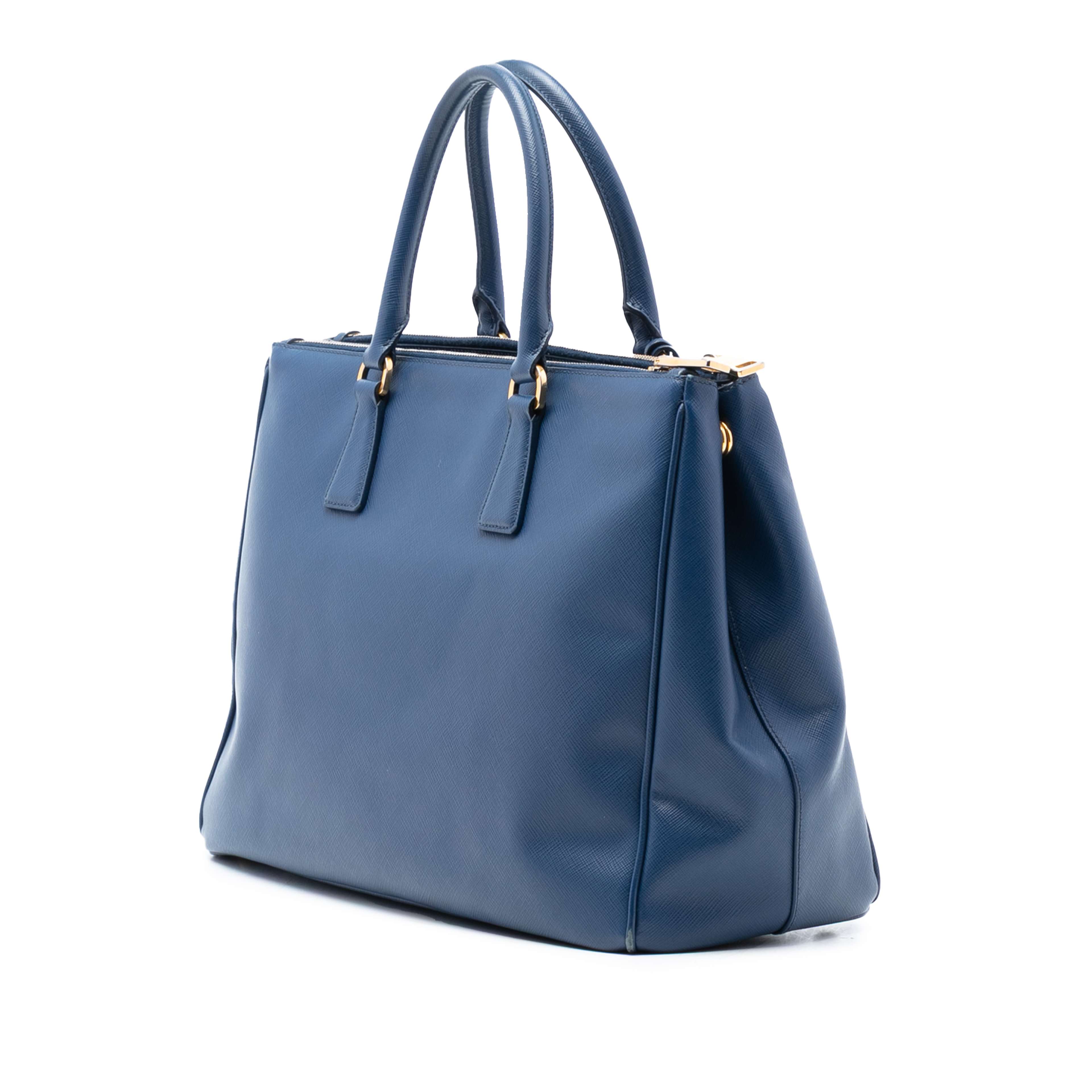Prada Large Saffiano Lux Galleria Double Zip Tote, från Luxclusif, i färgen blue. Klicka för att öppna bilden i stort format