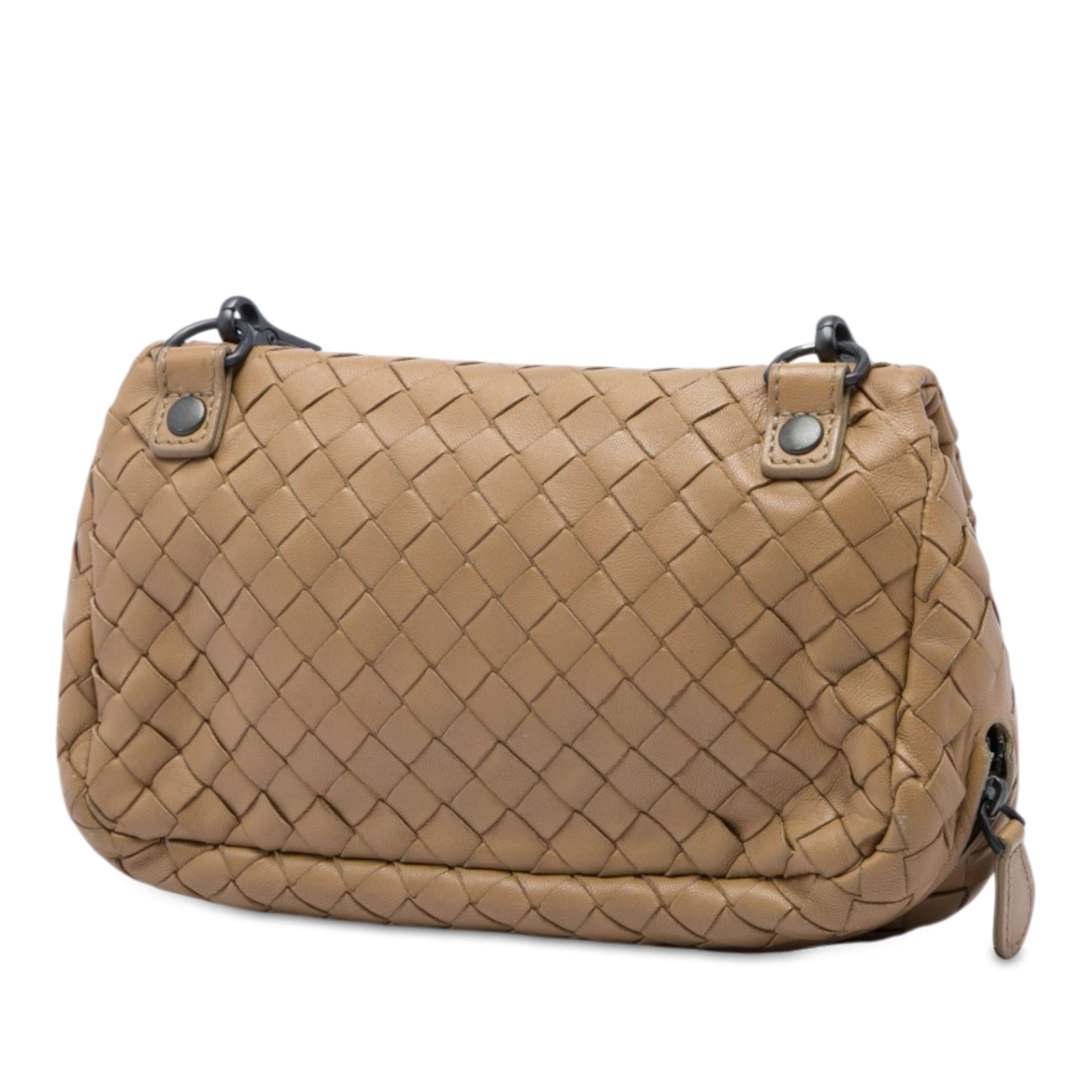 Bottega Veneta Mini Nappa Intrecciato Expandable Chain Flap Crossbody, från Luxclusif, i färgen brun. Klicka för att öppna bilden i stort format