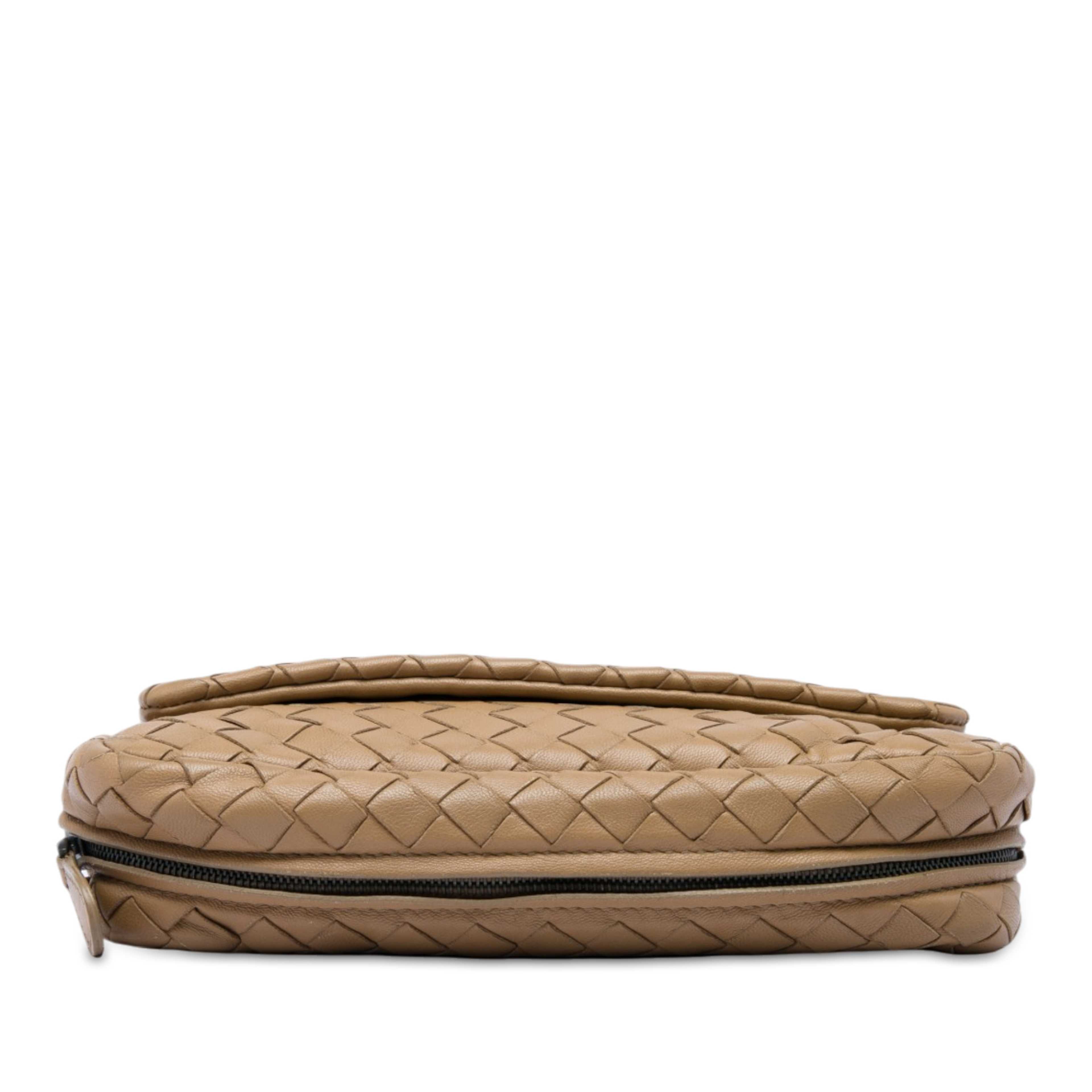 Bottega Veneta Mini Nappa Intrecciato Expandable Chain Flap Crossbody, från Luxclusif, i färgen brun. Klicka för att öppna bilden i stort format
