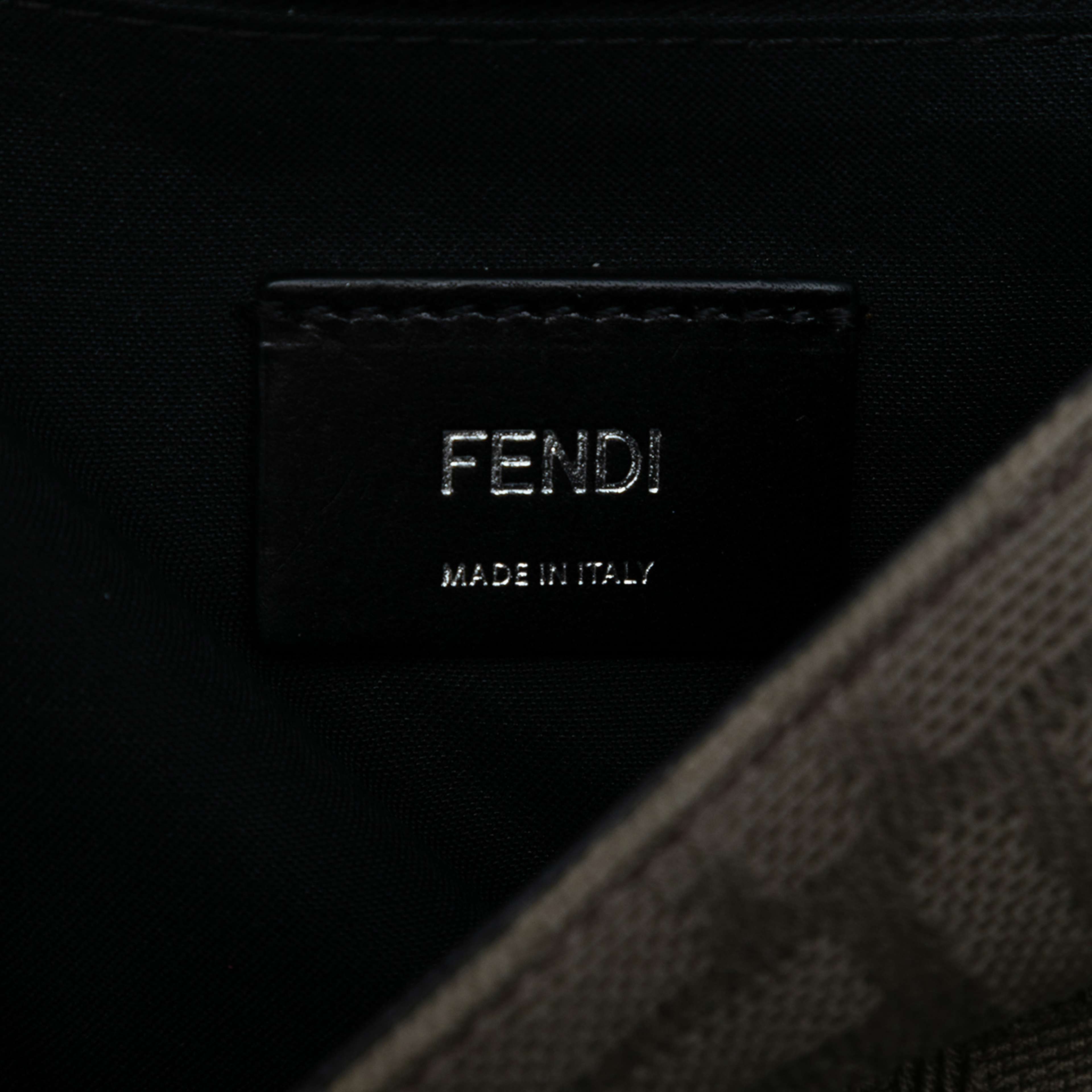 Fendi Large Zucca Canvas And Leather Convertible Belt Baguette, från Luxclusif, i färgen brown. Klicka för att öppna bilden i stort format